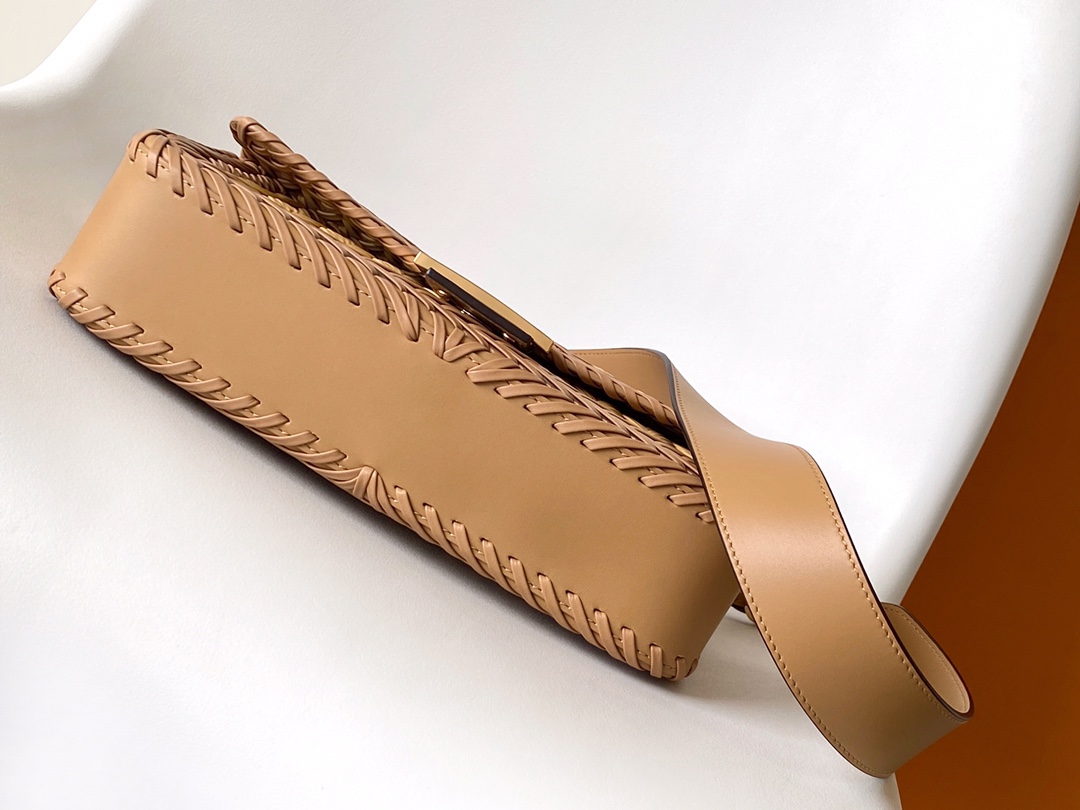 [TOP] FENDI FENDI Baguette Bag Hand-Woven Bag Made Of All Cowhide 27×6.5×15 cm - 3 Colour