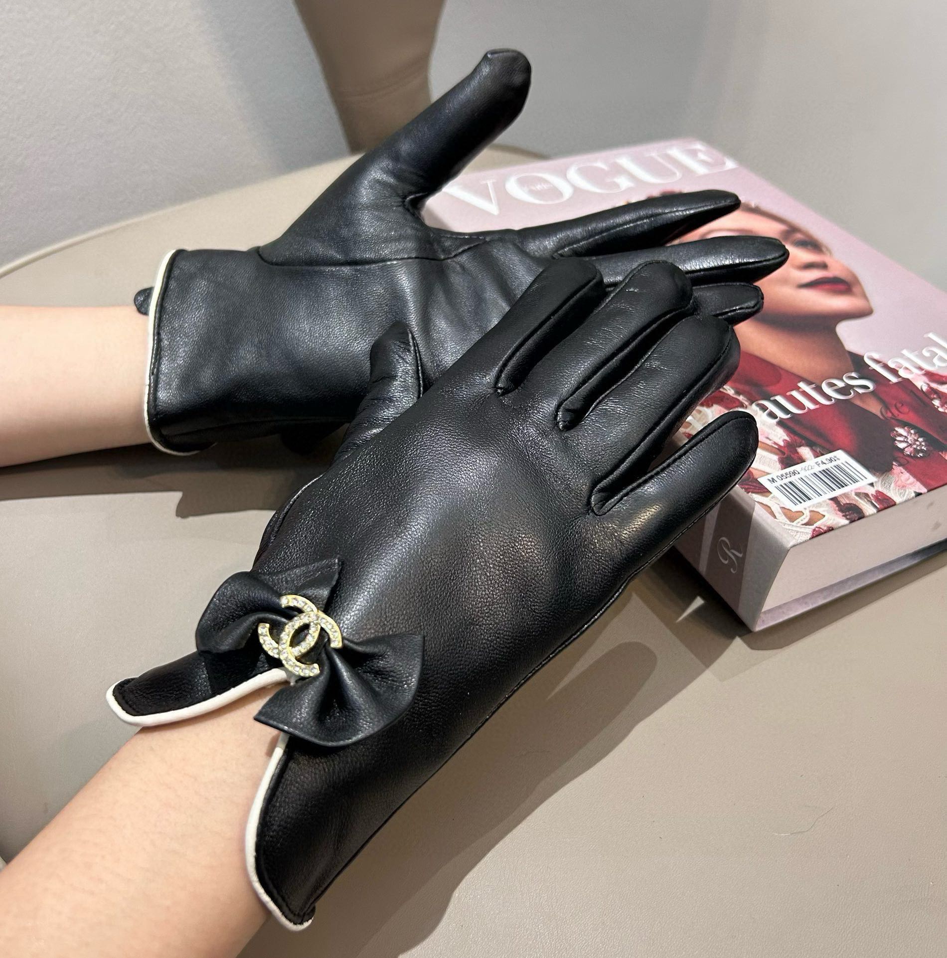 [TOP] CHANEL Gloves - Black