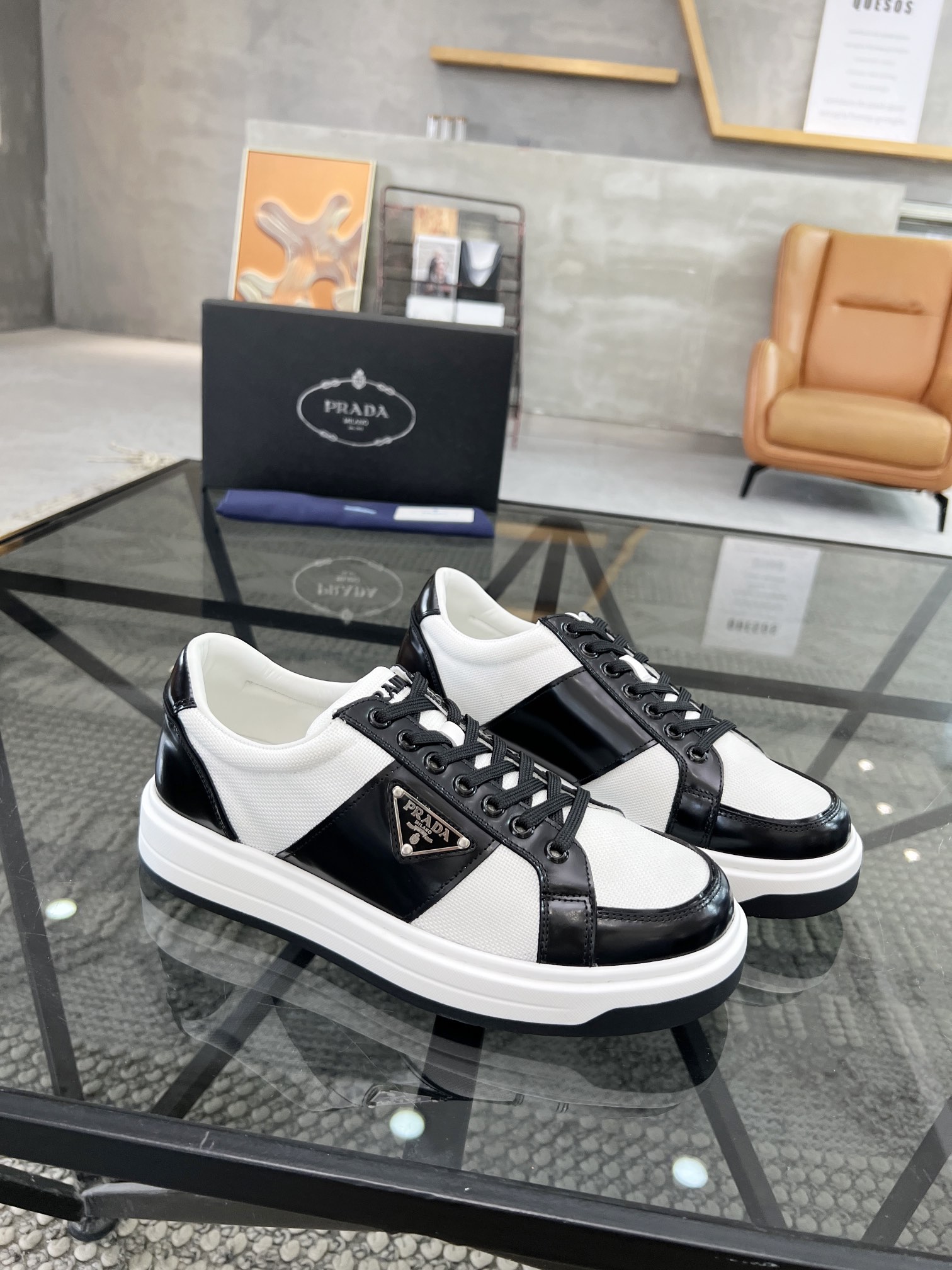 [TOP] PRADA Men's Shoes - Black and White