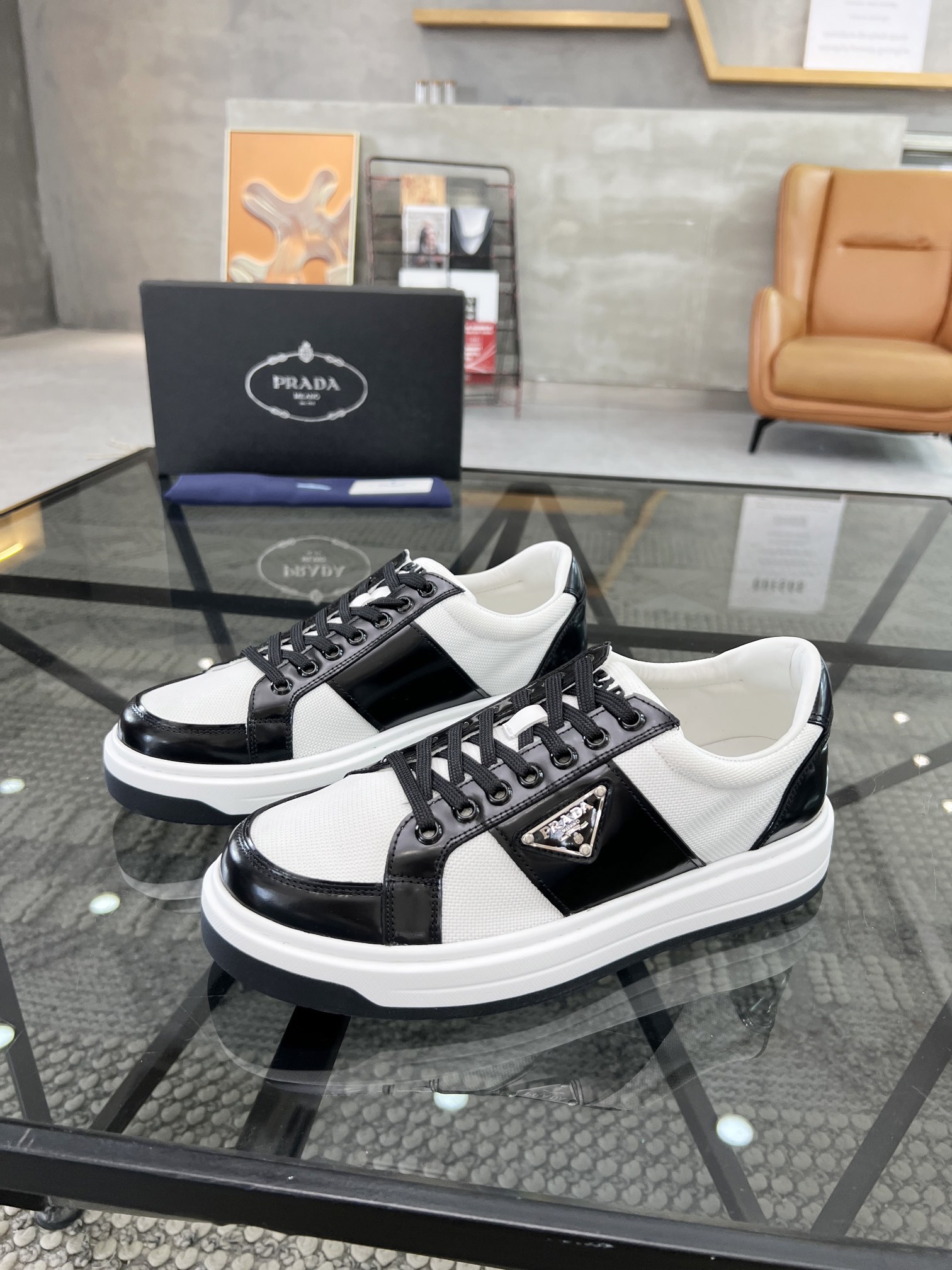[TOP] PRADA Men's Shoes - Black and White