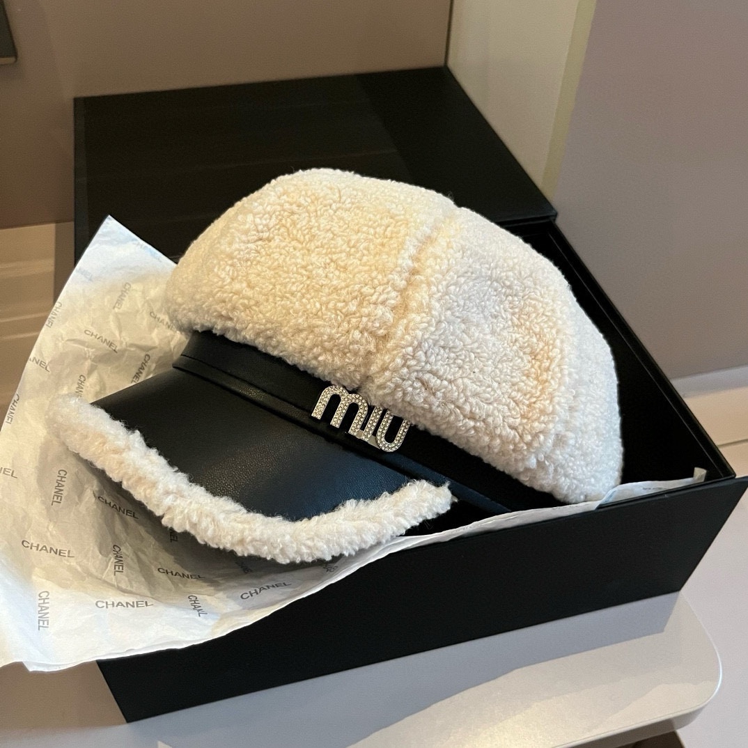 [TOP] Miu Miu Lamb Wool Painter's Hat - White