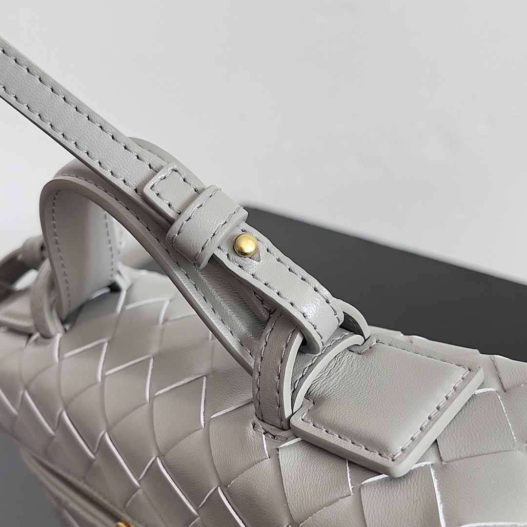 [TOP] Bottega Veneta Woven Zipper Crossbody Bag 22x12.5x5cm - Grey