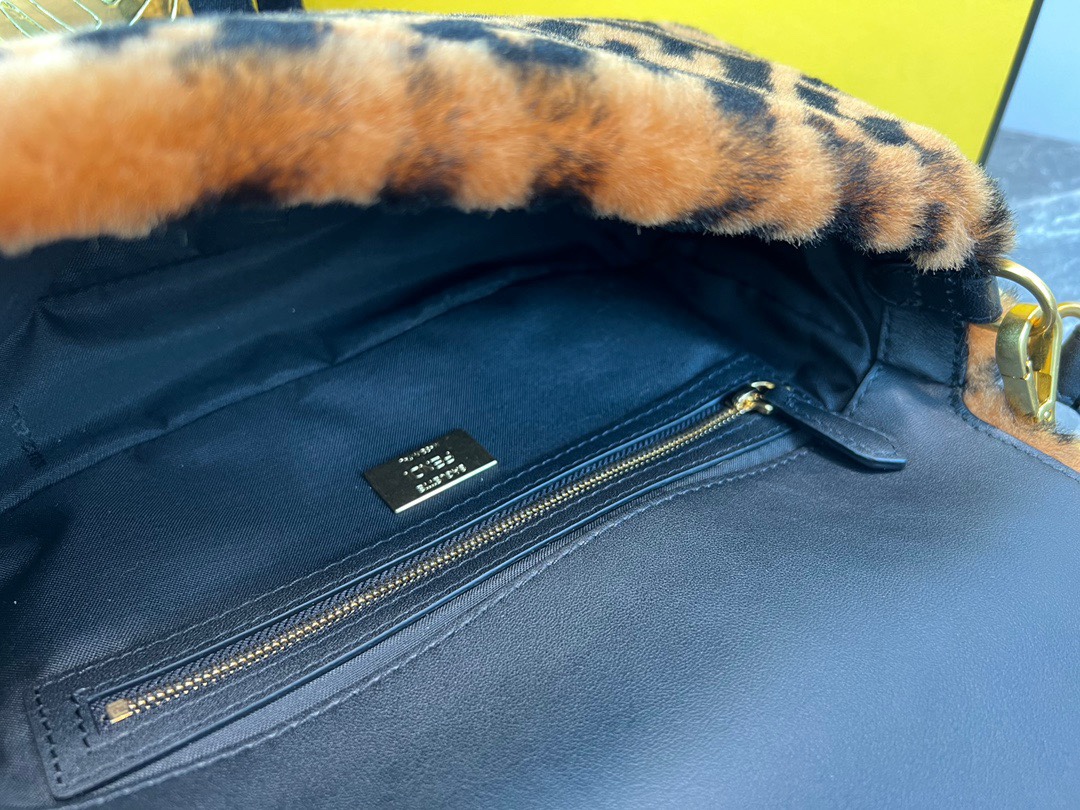 [TOP] FENDI Fend FF Medium Wool Baguette Bag 26x13x6cm - Brown