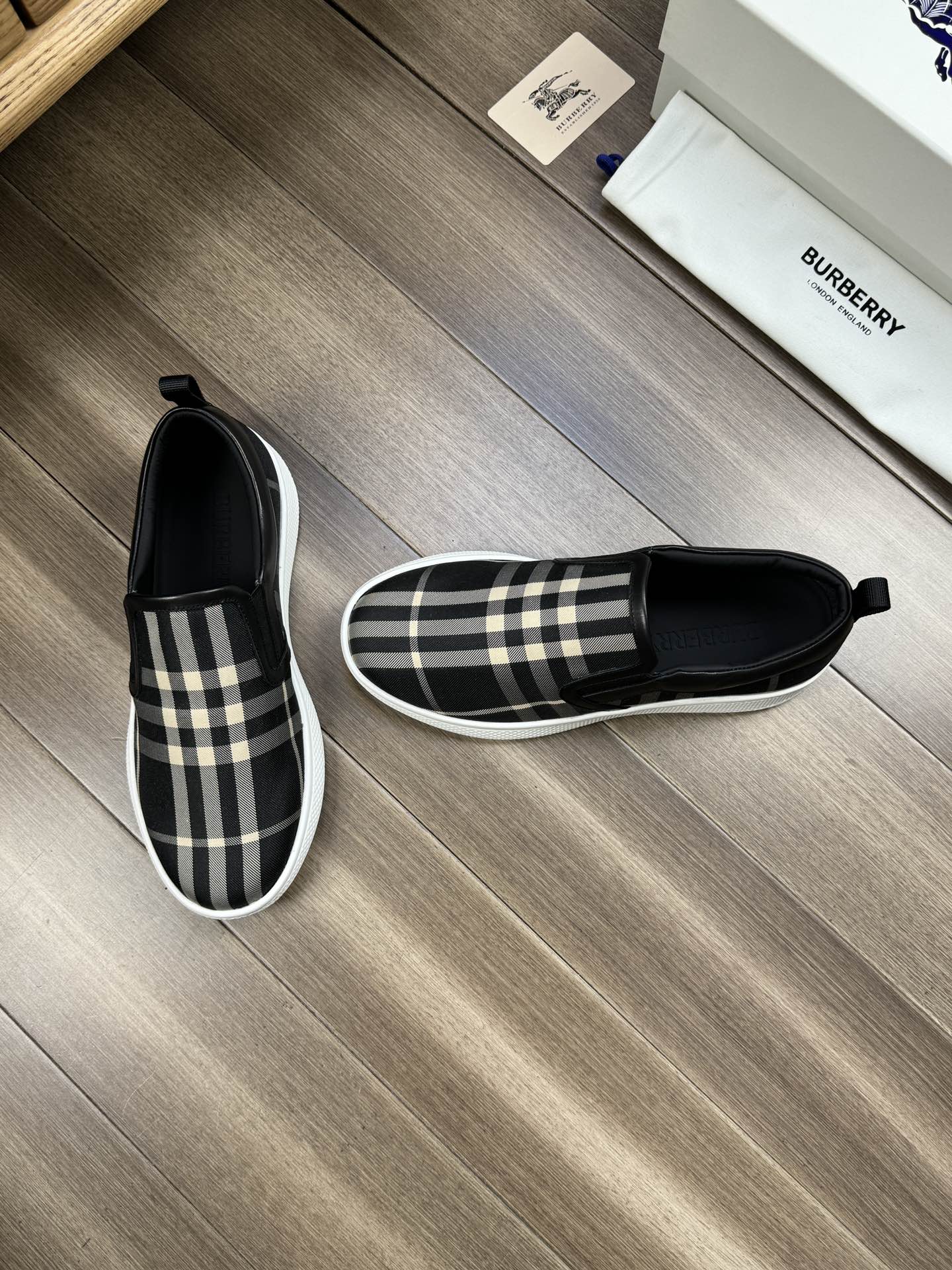 [TOP] BURBERRY  Casual Shoes-Black