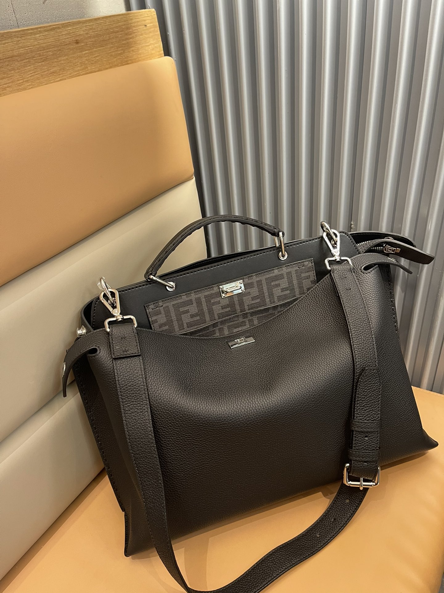 [TOP] FENDI FENDI Cowhide Bag 38*34*12cm - Black