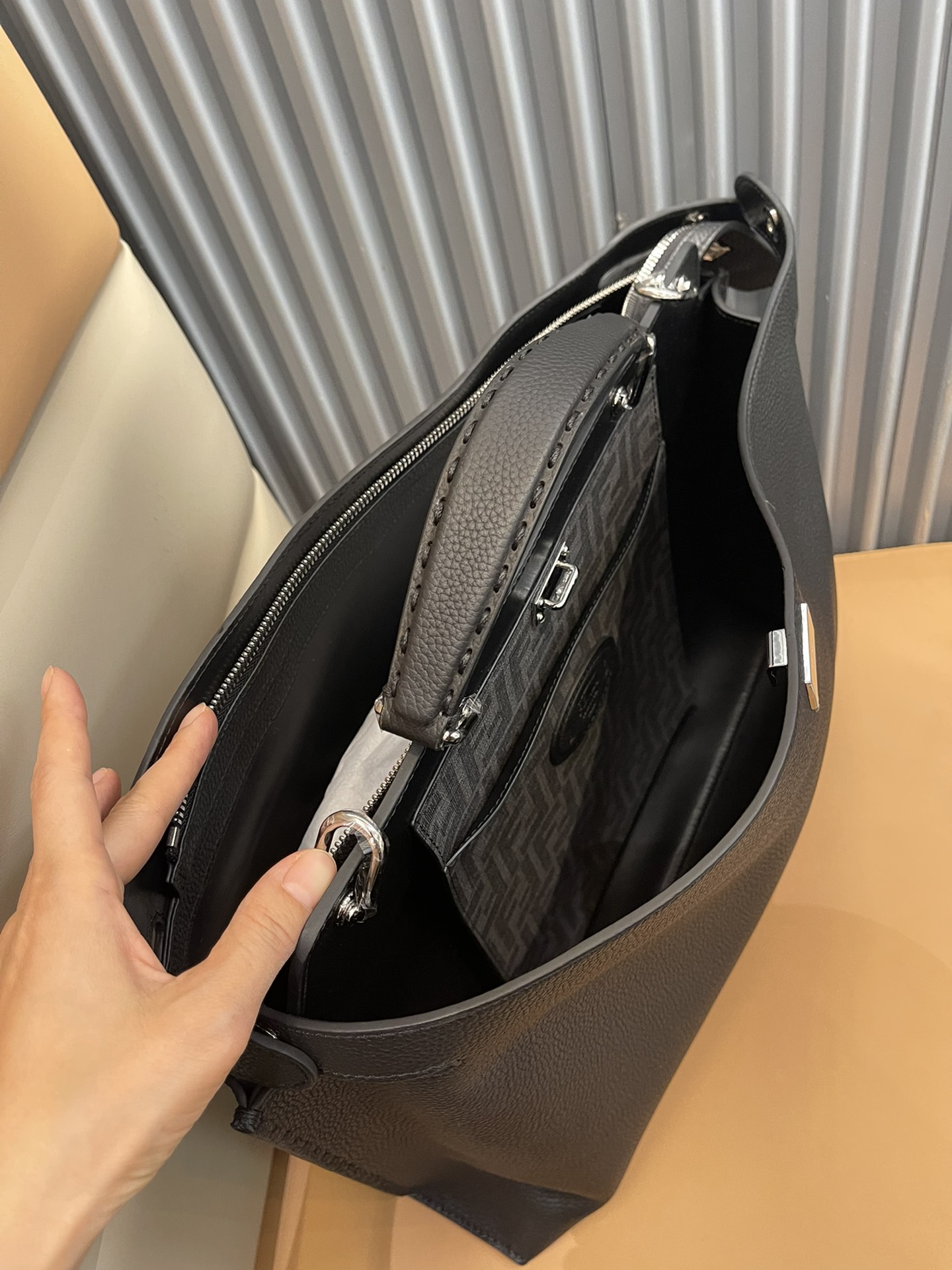 [TOP] FENDI FENDI Cowhide Bag 38*34*12cm - Black