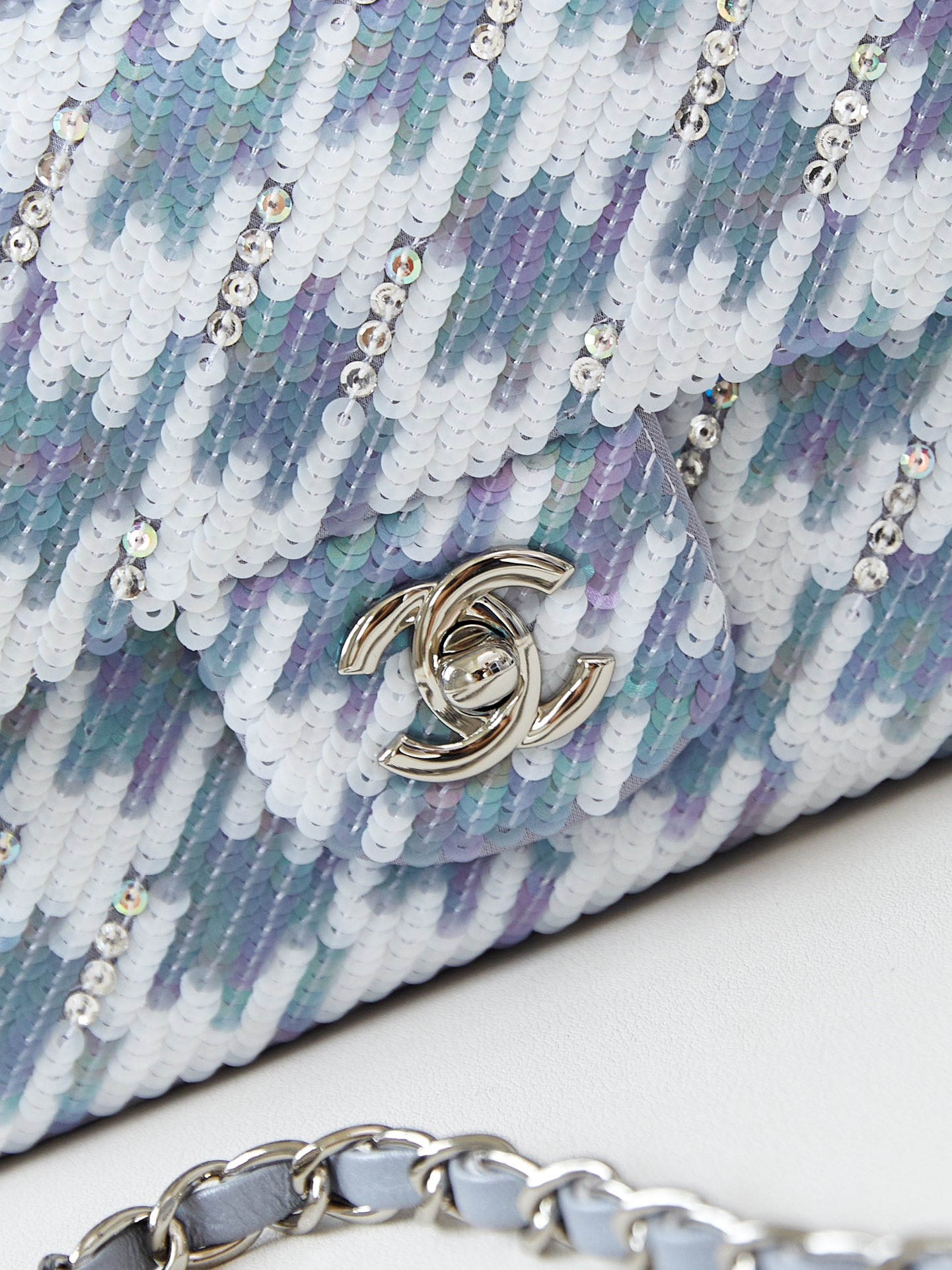 [TOP] CHANEL Flap Bag Use Sequins And Colored Diamond Elements 20*14*8cm - Blue