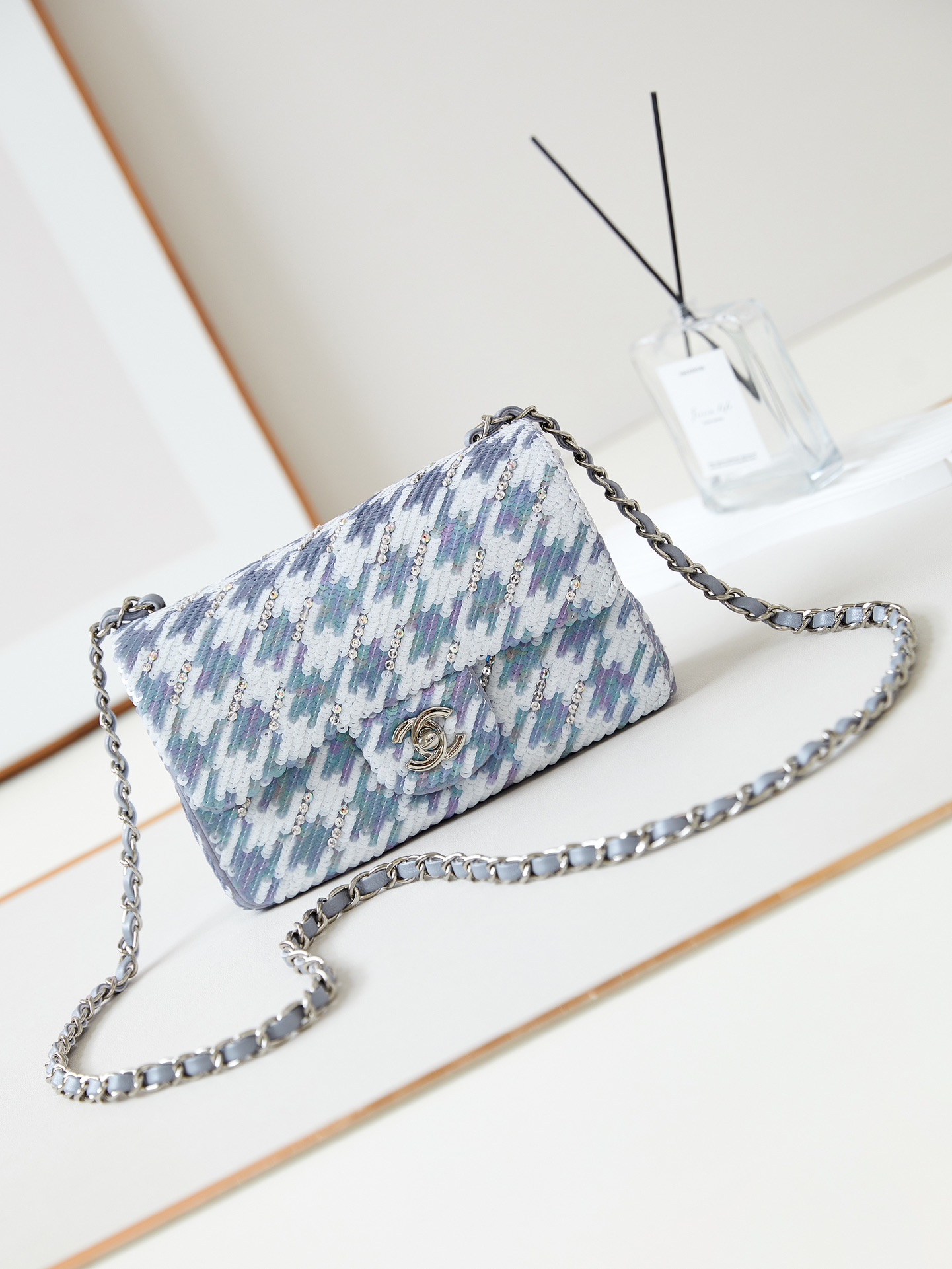 [TOP] CHANEL Flap Bag Use Sequins And Colored Diamond Elements 20*14*8cm - Blue