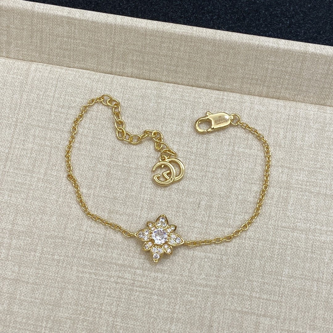 [TOP] GUCCI Bracelet and Necklace - Gold