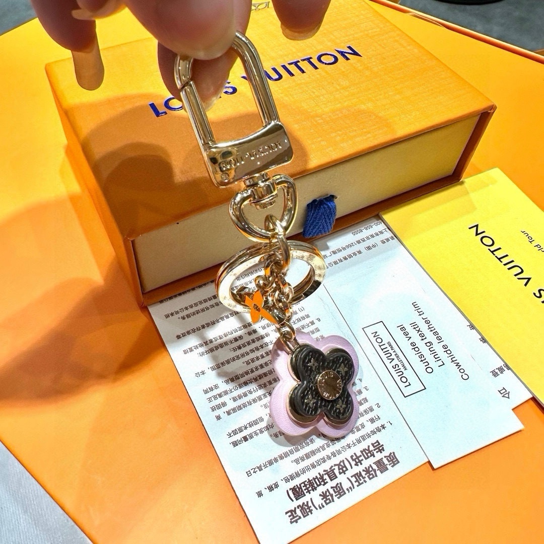 [TOP] Louis Vuitton LV LV Facettes Pendant - Gold