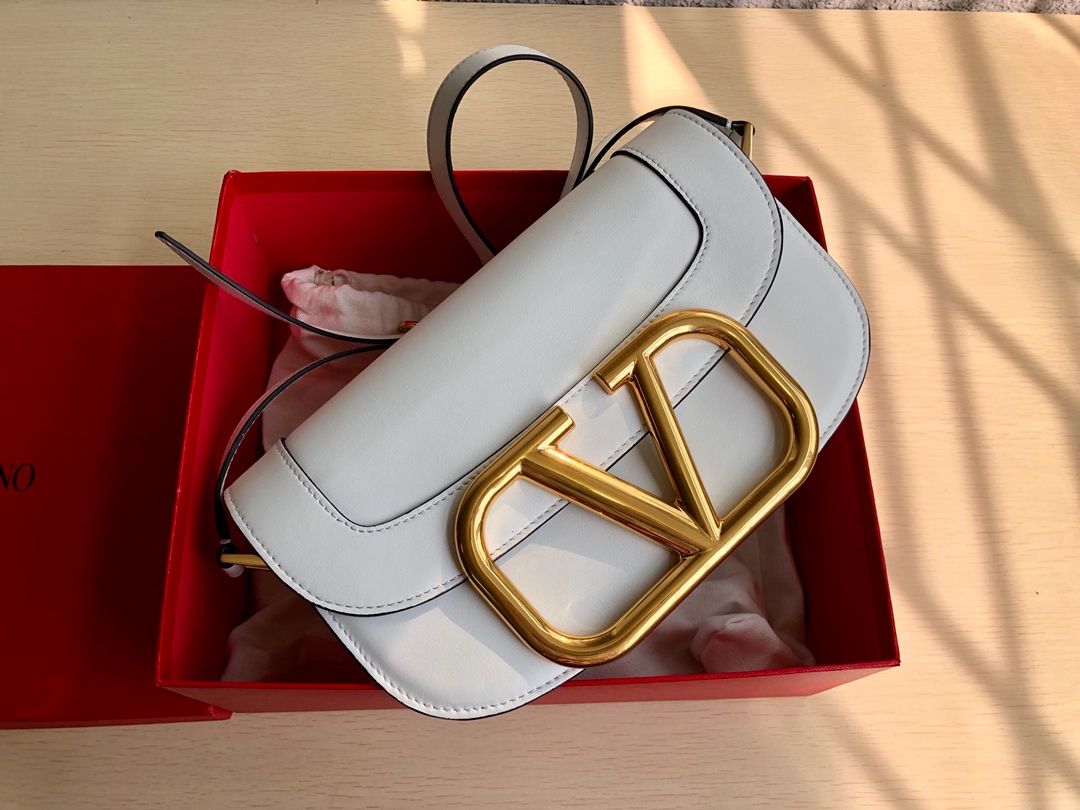 [TOP] VALENTINO GARAVANI Smooth Calfskin Supervee Shoulder Bag  26.5x9x15cm - White