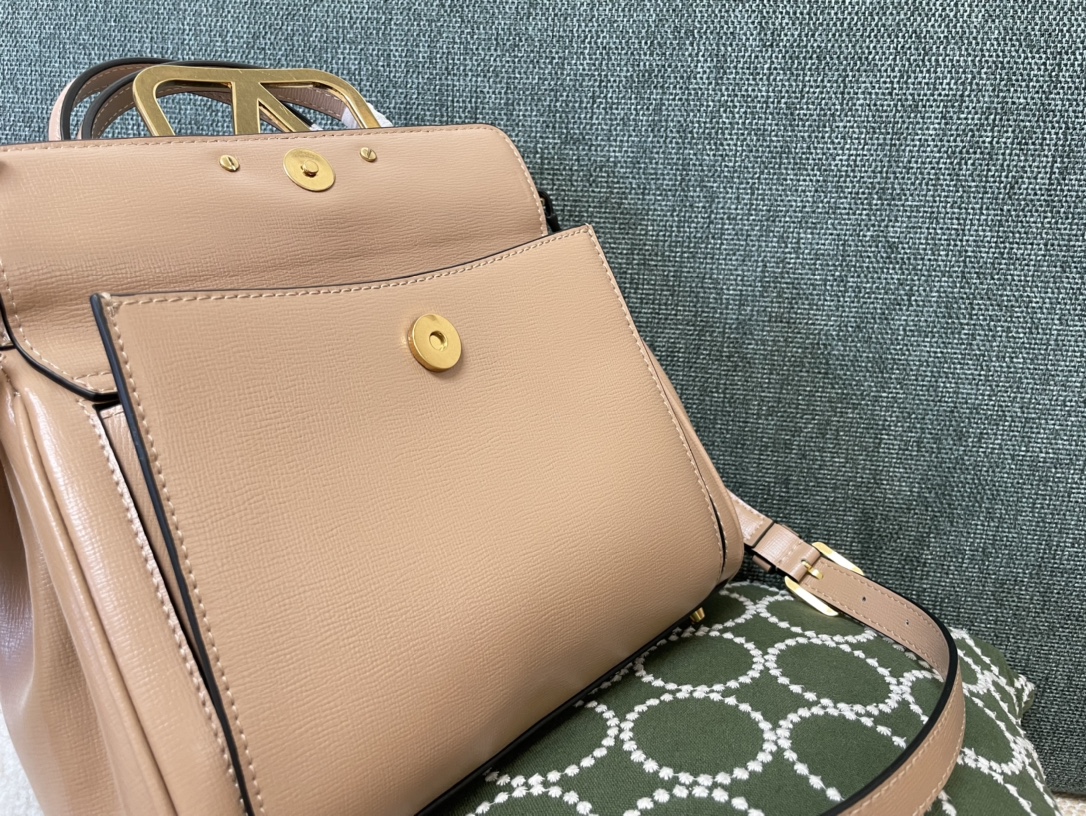 [TOP] VALENTINO GARAVANI Logo Plaque Strapped Tote Bag 23x20x6cm - Beige