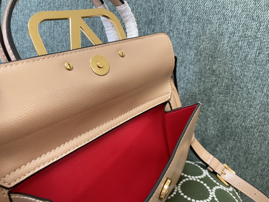 [TOP] VALENTINO GARAVANI Logo Plaque Strapped Tote Bag 23x20x6cm - Beige