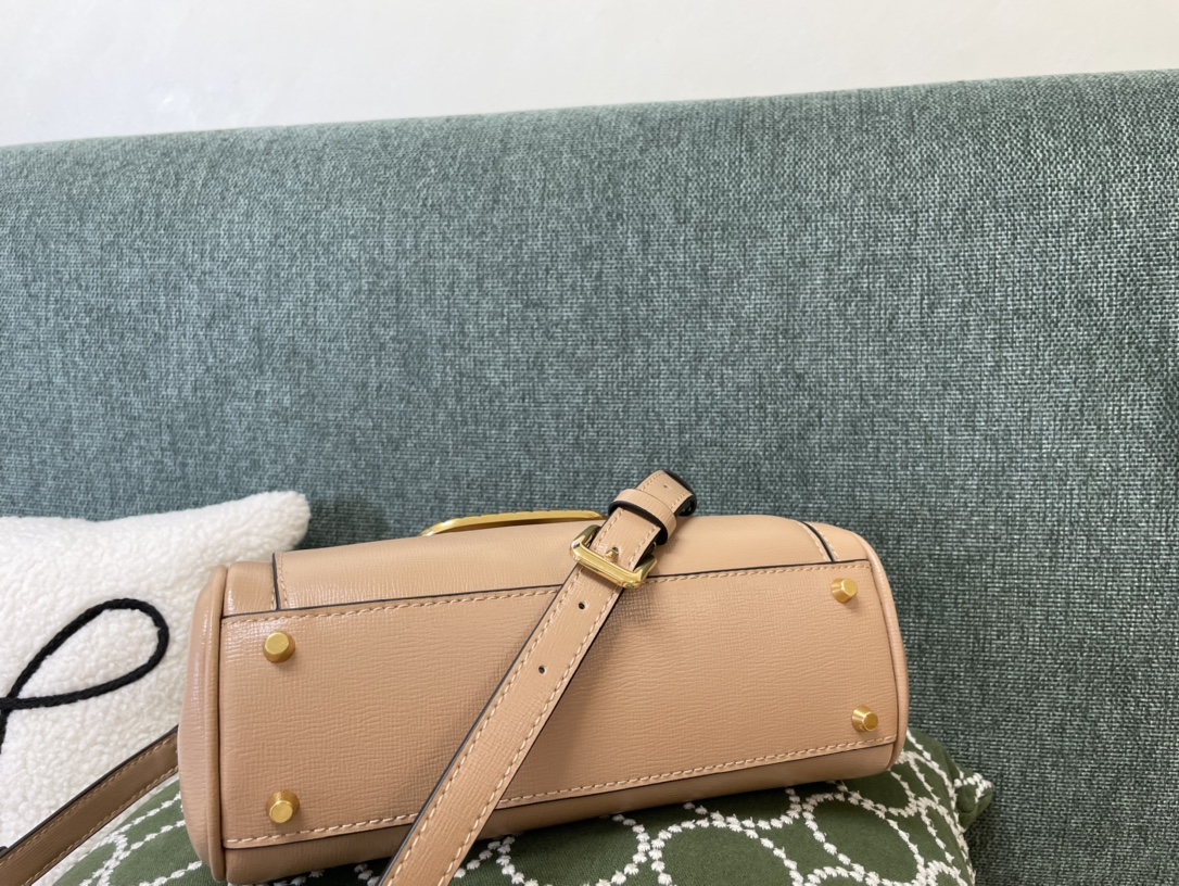 [TOP] VALENTINO GARAVANI Logo Plaque Strapped Tote Bag 23x20x6cm - Beige