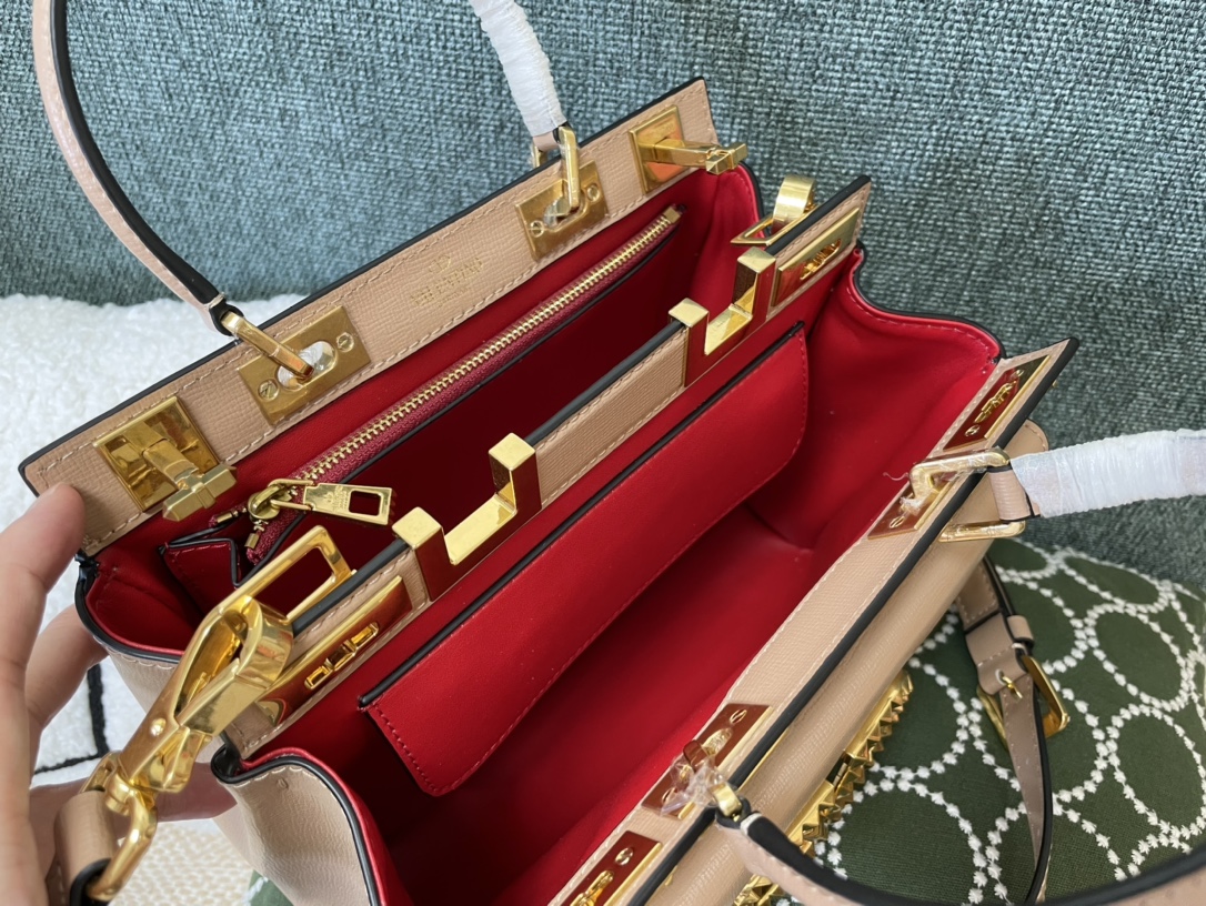 [TOP] VALENTINO GARAVANI Logo Plaque Strapped Tote Bag 23x20x6cm - Beige