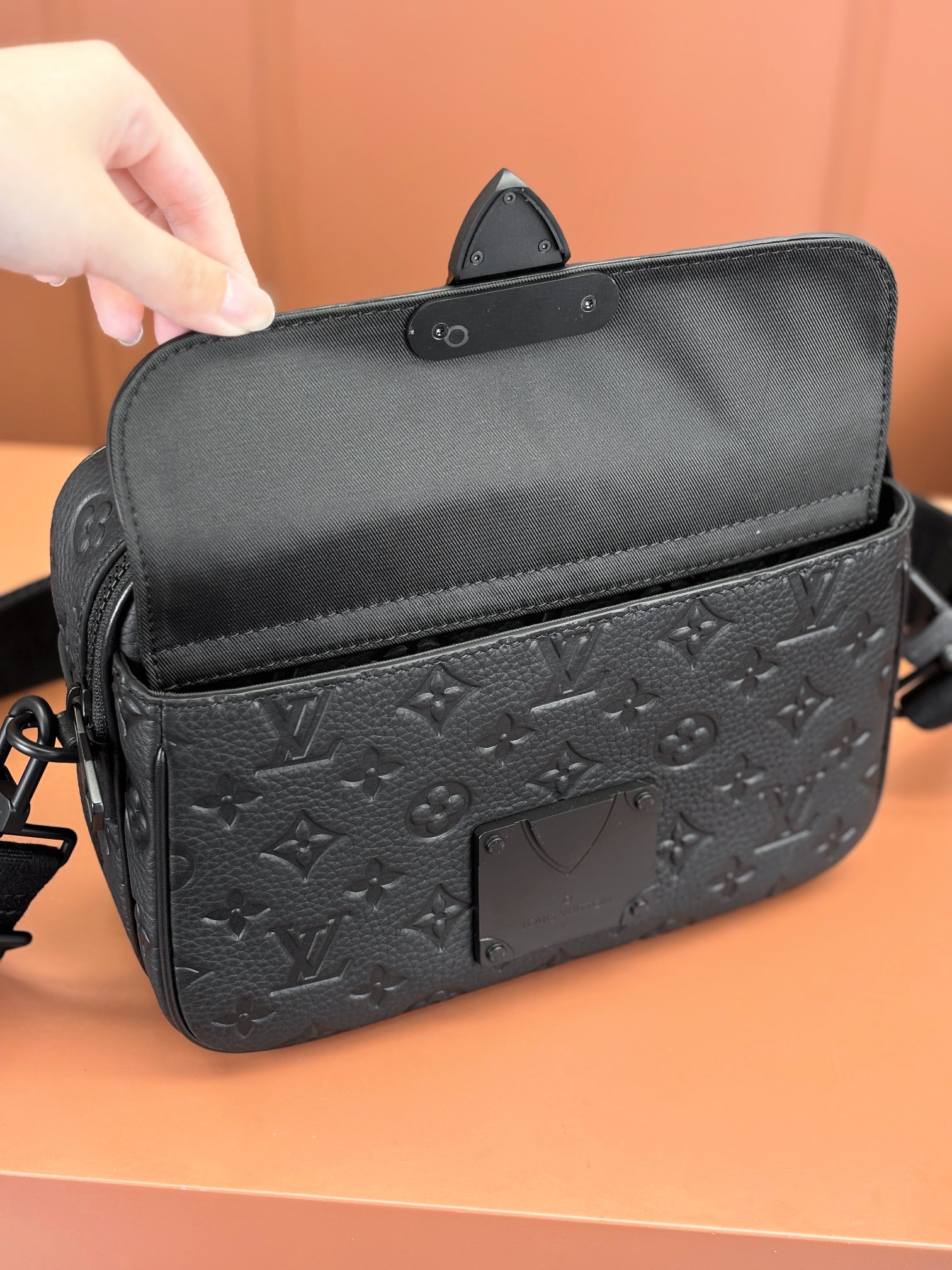 [TOP] Louis Vuitton LV Men's S Lock Messenger Bag 22x18x8cm - Black