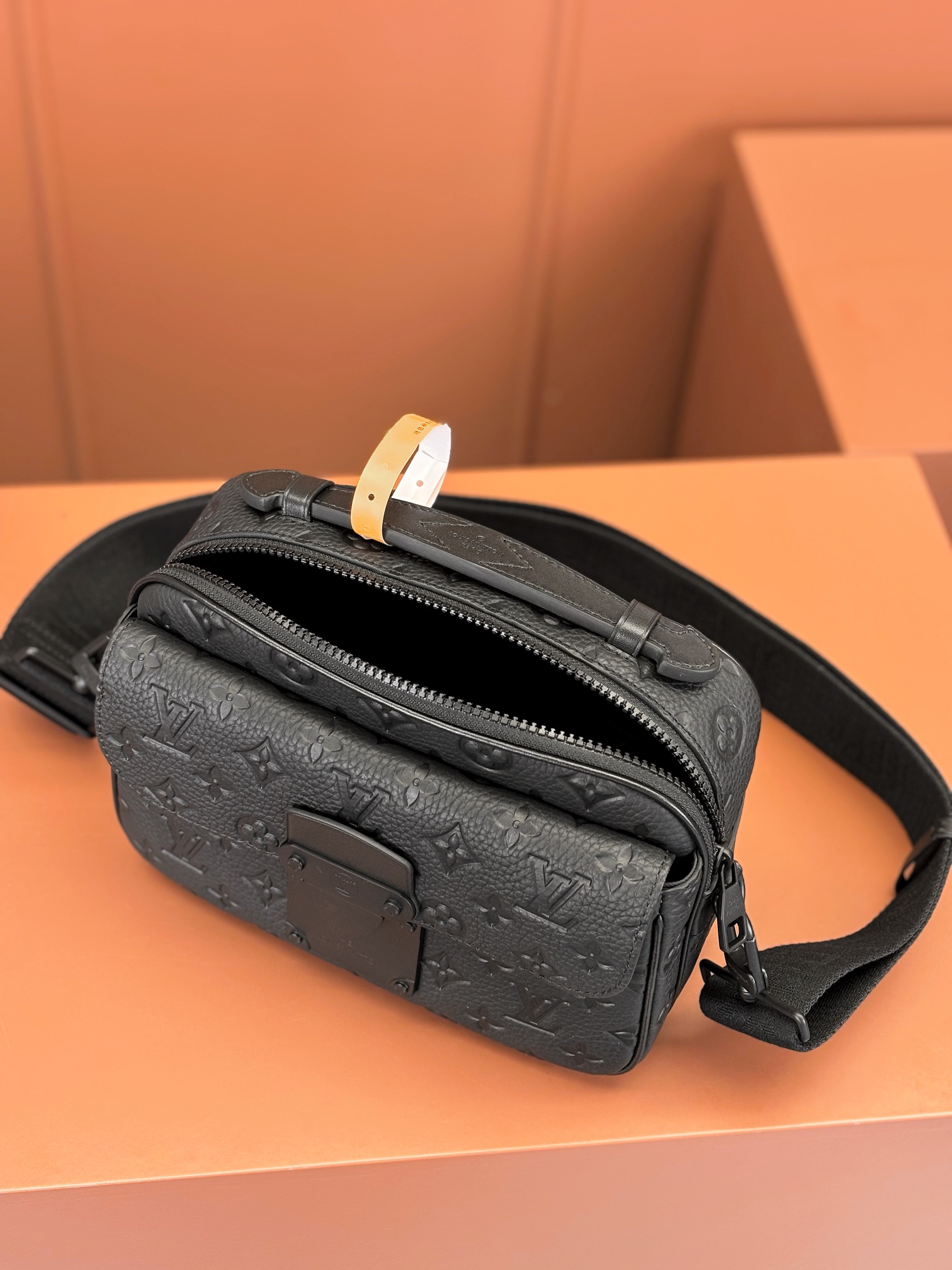 [TOP] Louis Vuitton LV Men's S Lock Messenger Bag 22x18x8cm - Black