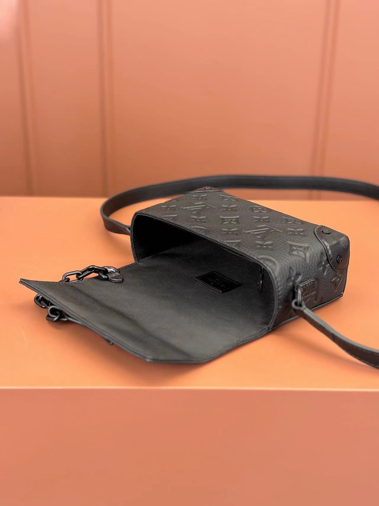 [TOP] Louis Vuitton LV Men's Bag 18x11x6.5cm - Black