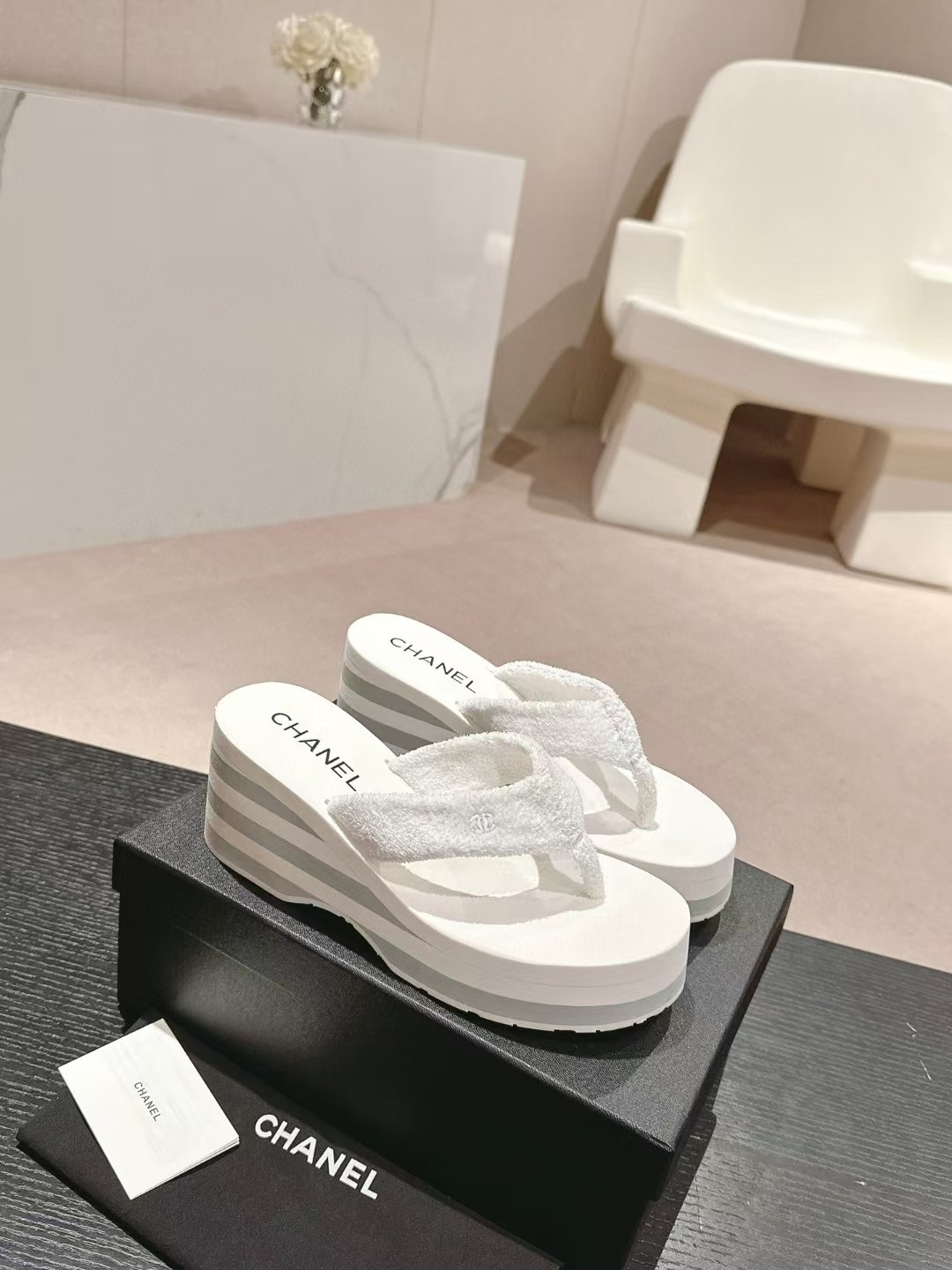 [TOP] CHANEL Logo Sliders - White