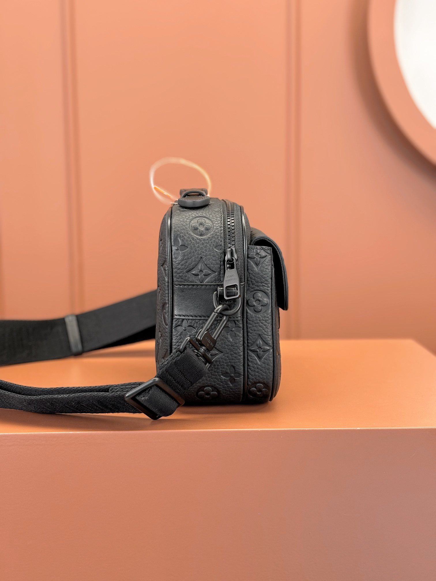 [TOP] Louis Vuitton LV Men's S Lock Messenger Bag 22x18x8cm - Black