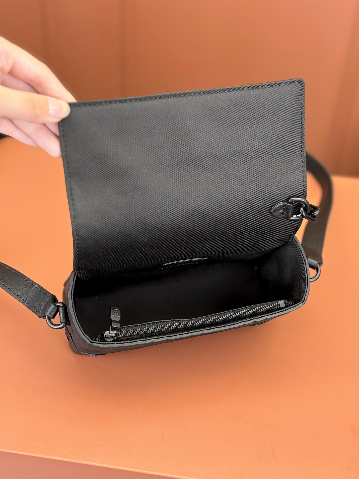 [TOP] Louis Vuitton LV Men's Bag 18x11x6.5cm - Black