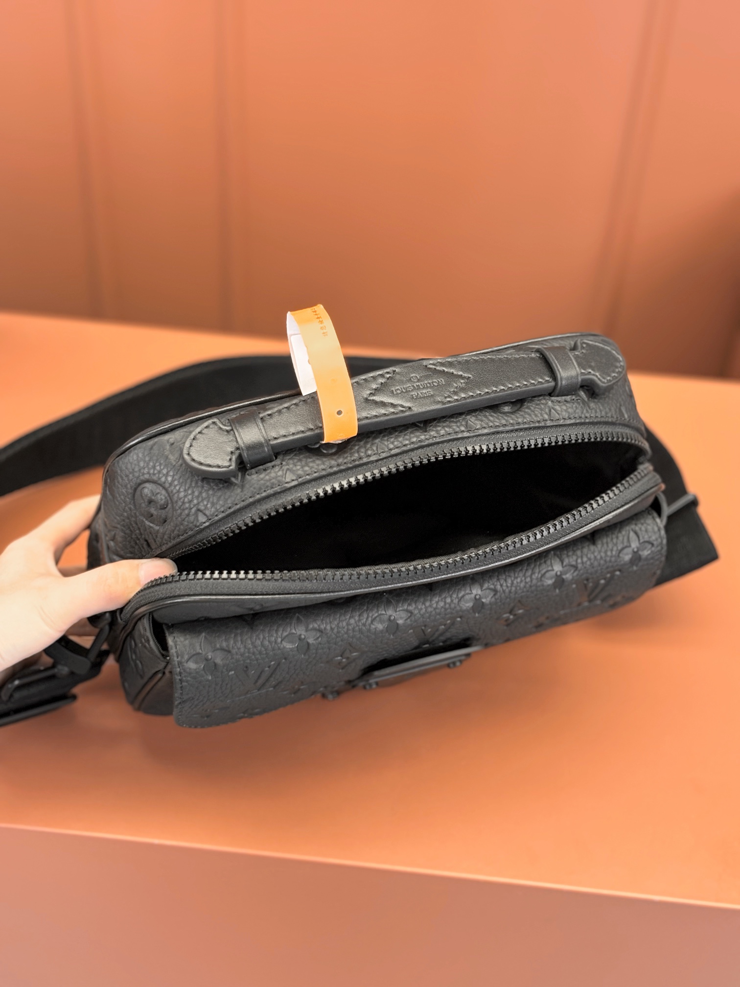 [TOP] Louis Vuitton LV Men's S Lock Messenger Bag 22x18x8cm - Black