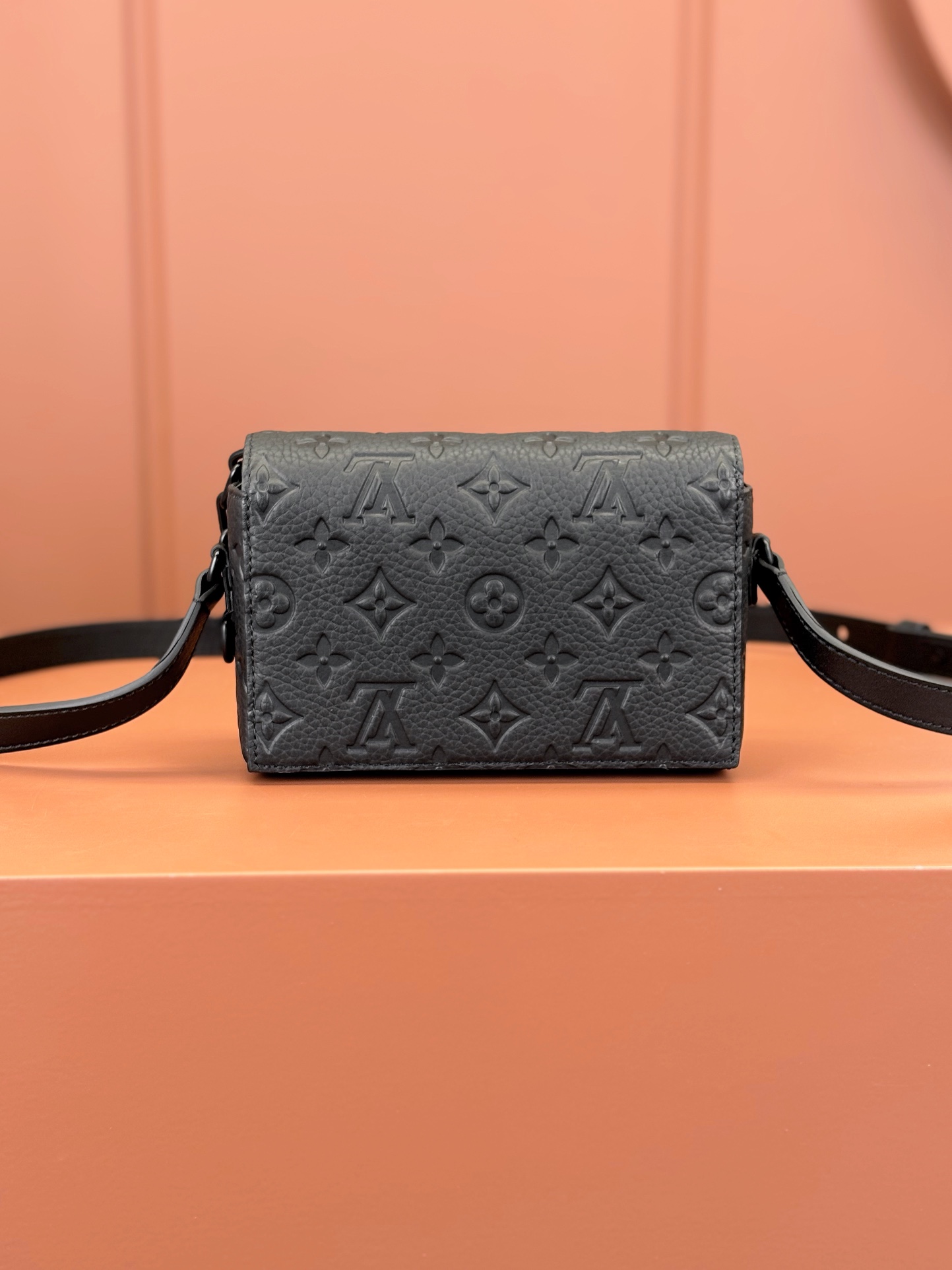 [TOP] Louis Vuitton LV Men's Bag 18x11x6.5cm - Black