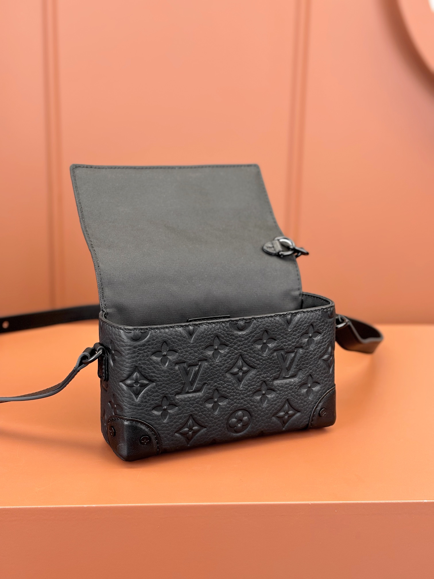 [TOP] Louis Vuitton LV Men's Bag 18x11x6.5cm - Black