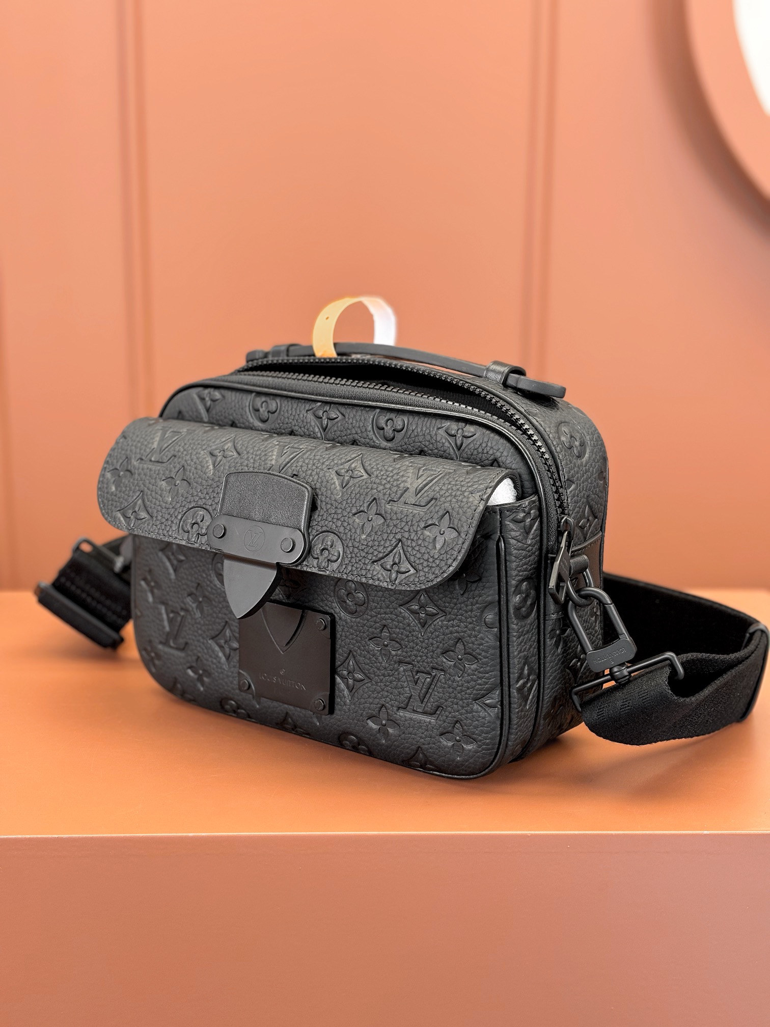 [TOP] Louis Vuitton LV Men's S Lock Messenger Bag 22x18x8cm - Black