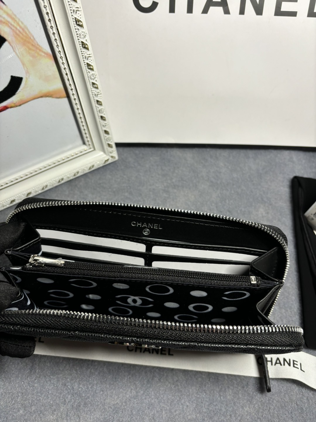 [TOP] CHANEL Hollow Letter CC Zipper Wallet 10.4x19.4x2.5cm - Black