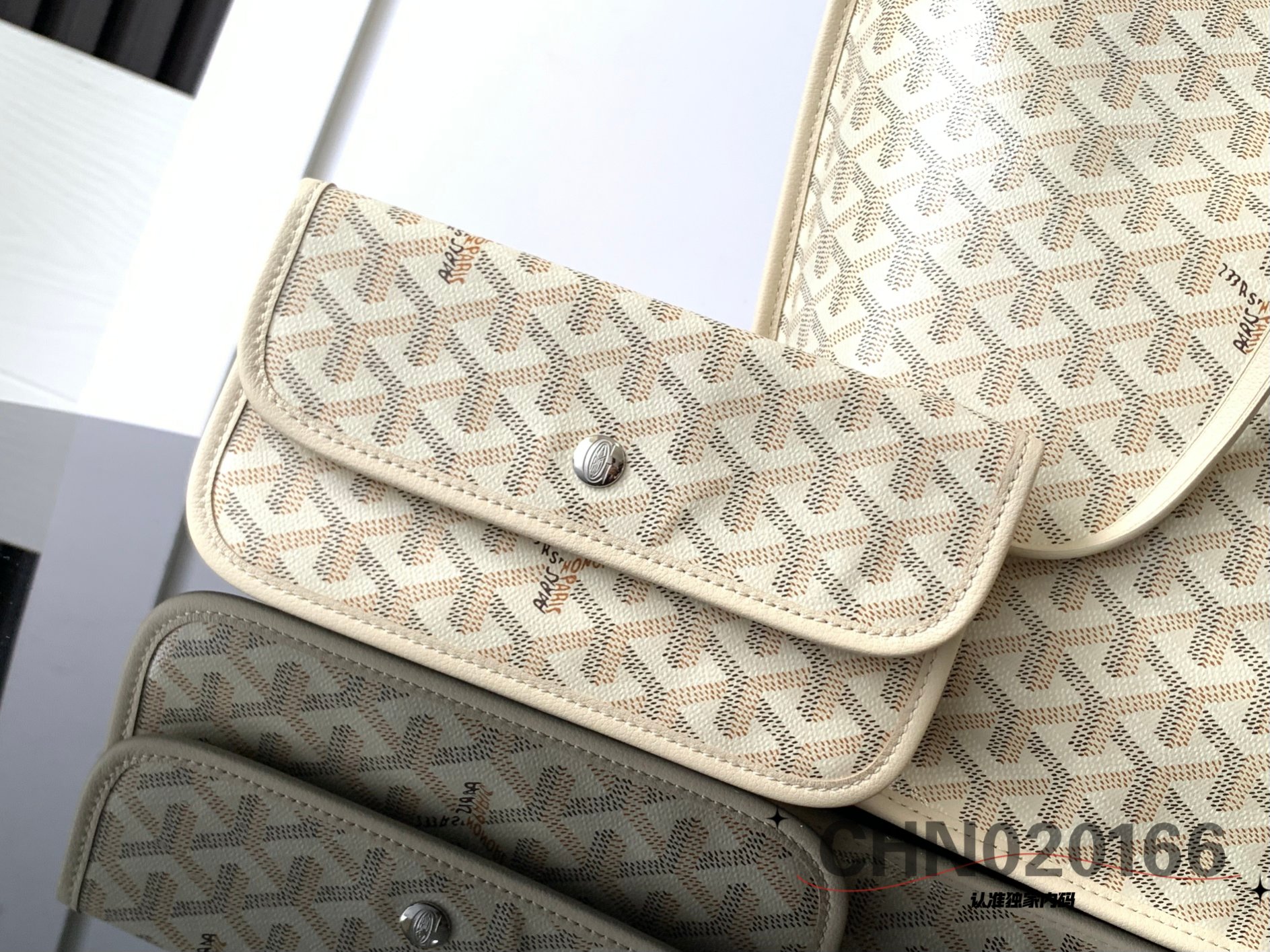 [TOP] Goyard Anjou  Seahorse Embroidery Tote Bag 28 x 15 x 47 cm- White