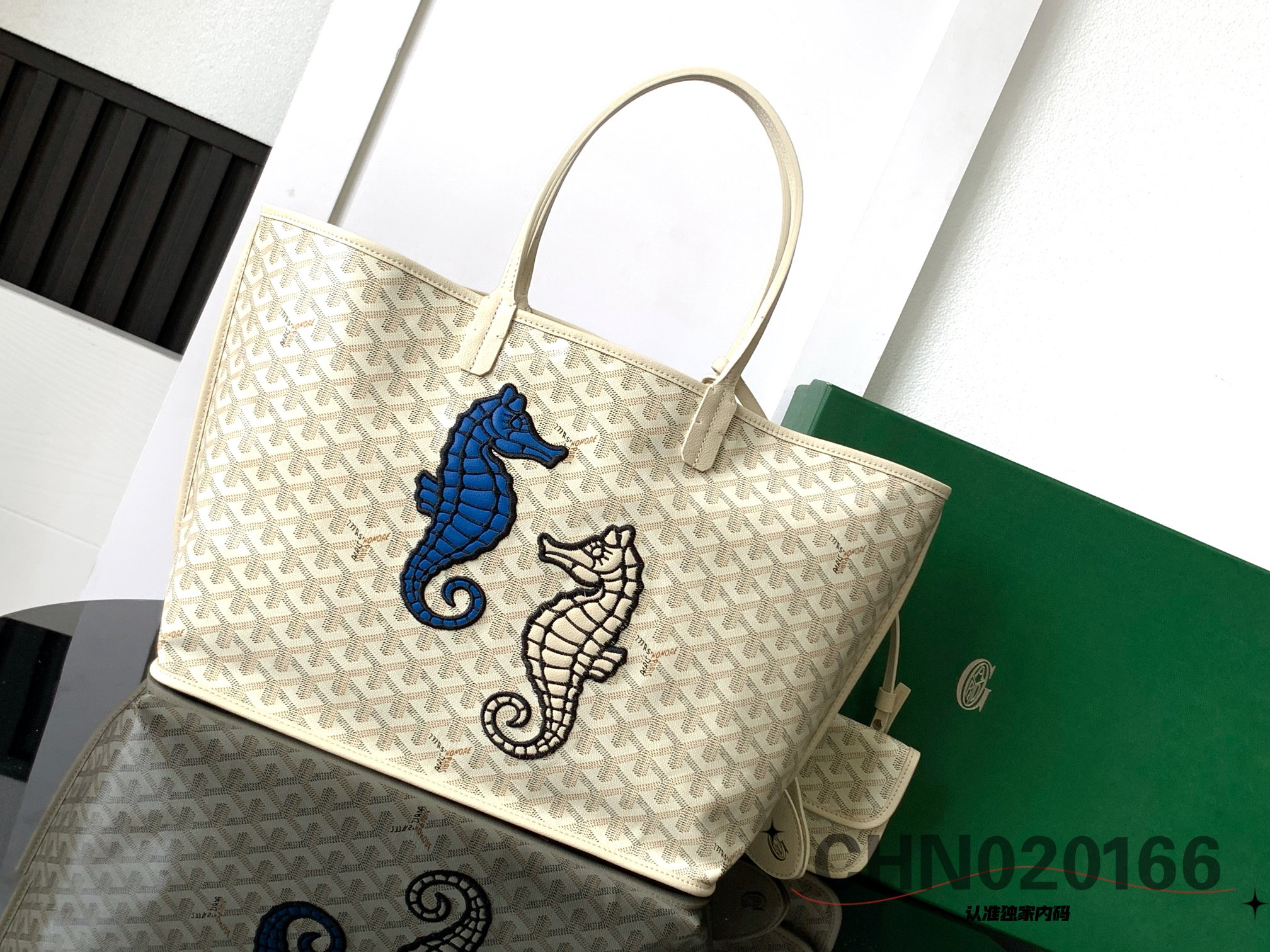 [TOP] Goyard Anjou  Seahorse Embroidery Tote Bag 28 x 15 x 47 cm- White