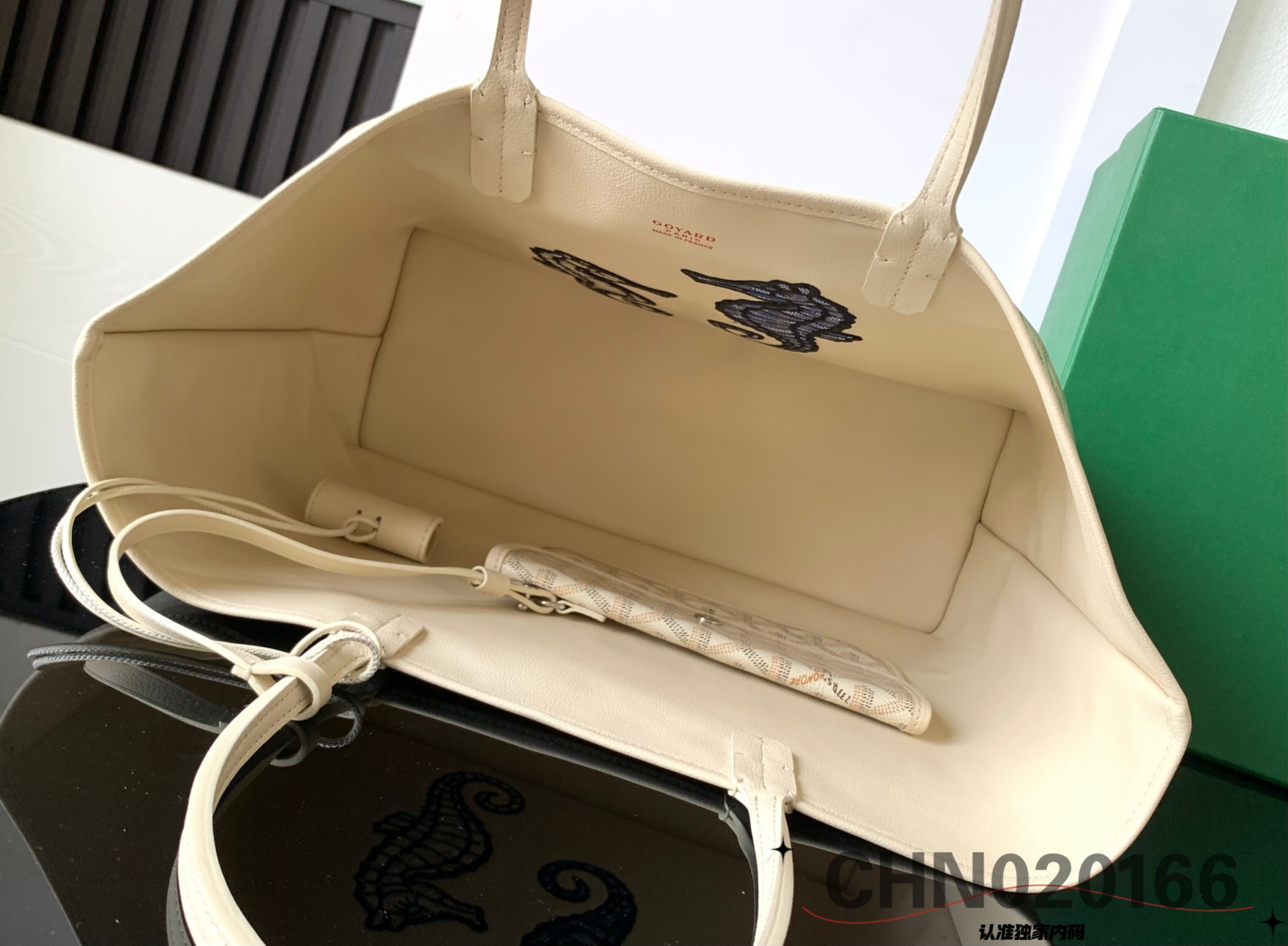 [TOP] Goyard Anjou  Seahorse Embroidery Tote Bag 28 x 15 x 47 cm- White
