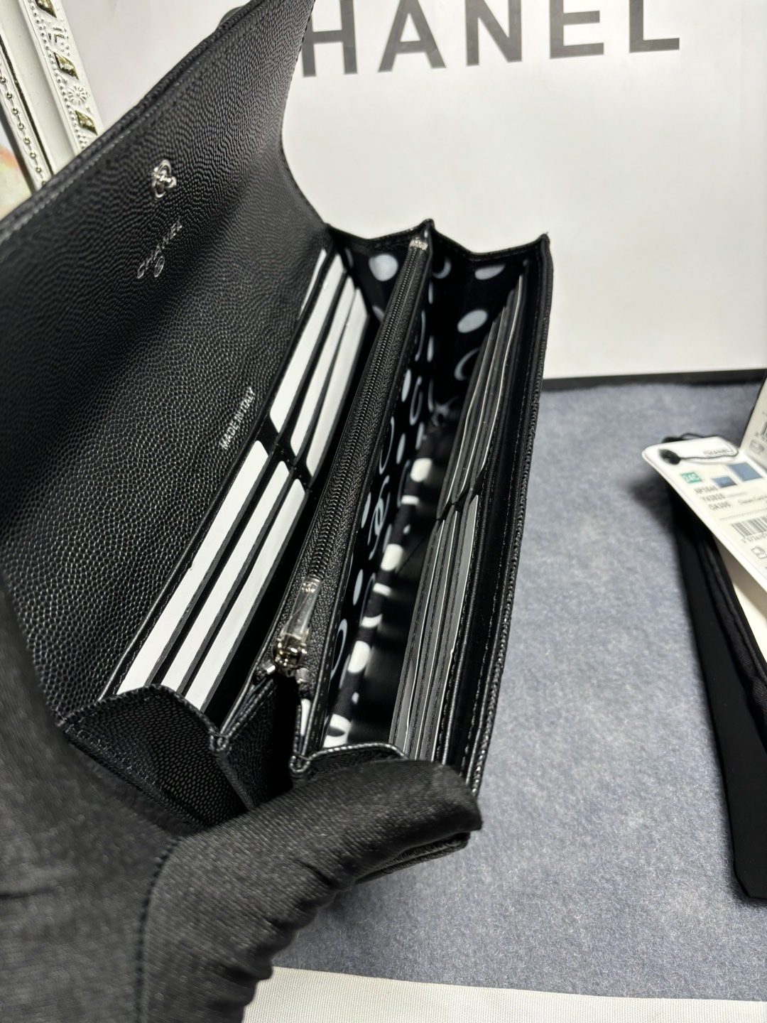 [TOP] CHANEL Hollow Letter CC Flap Wallet 10.4x19.4x3cm - Black