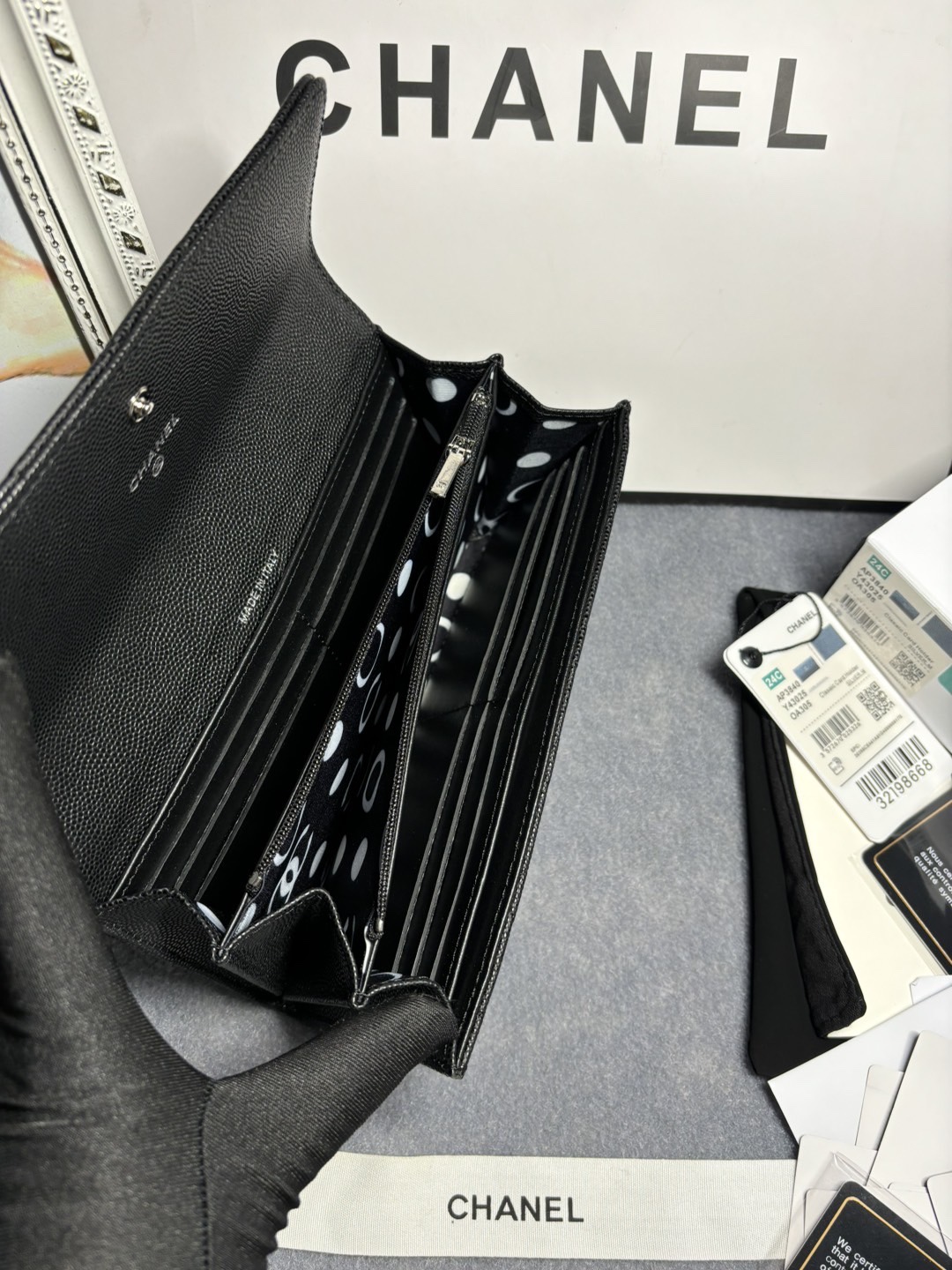 [TOP] CHANEL Hollow Letter CC Flap Wallet 10.4x19.4x3cm - Black