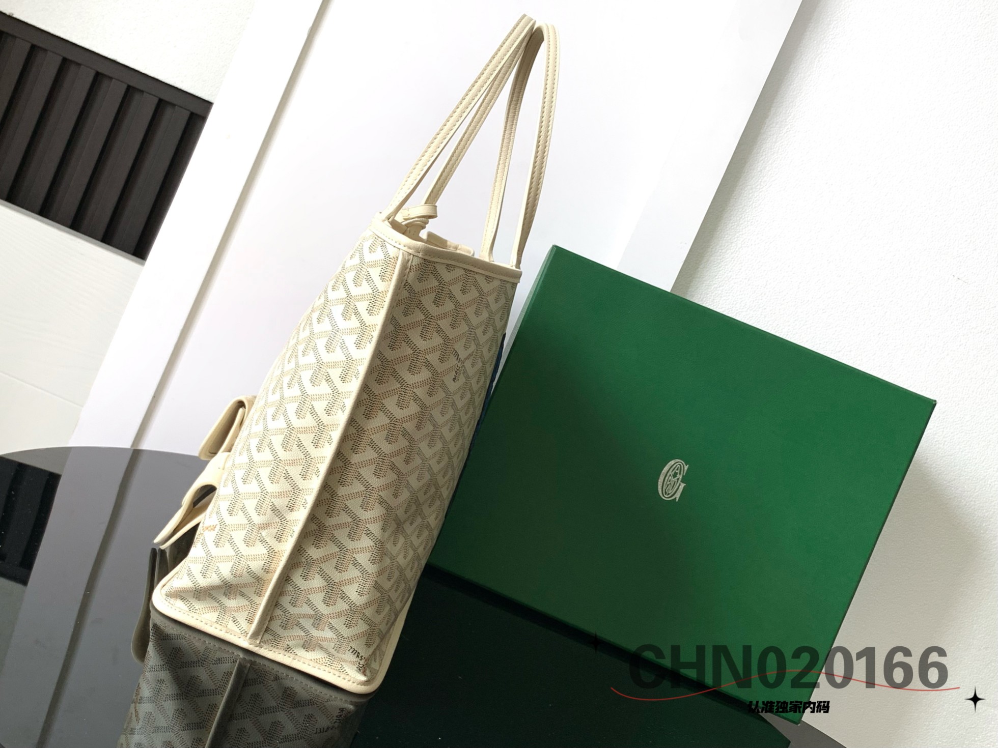 [TOP] Goyard Anjou  Seahorse Embroidery Tote Bag 28 x 15 x 47 cm- White