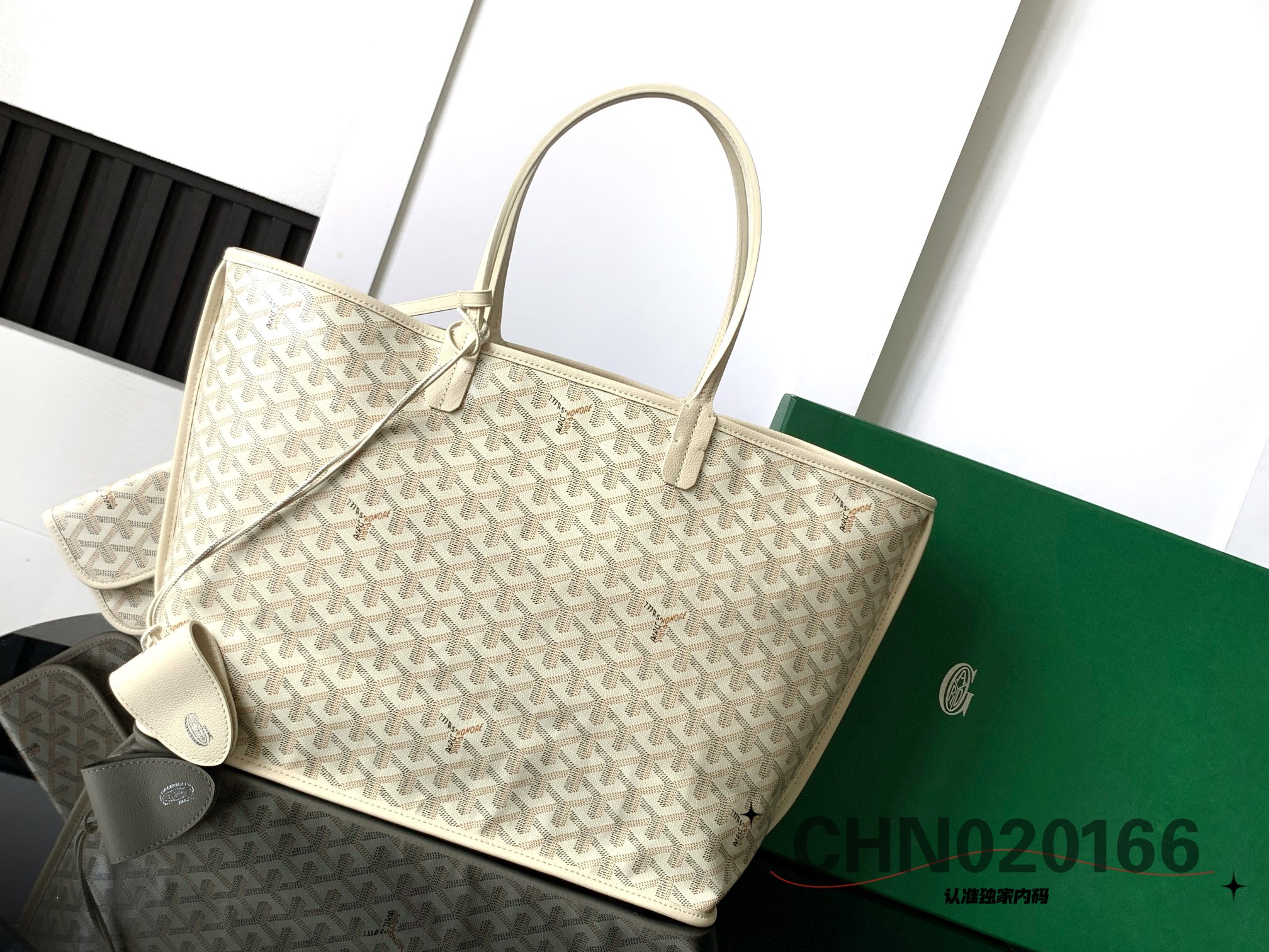 [TOP] Goyard Anjou  Seahorse Embroidery Tote Bag 28 x 15 x 47 cm- White