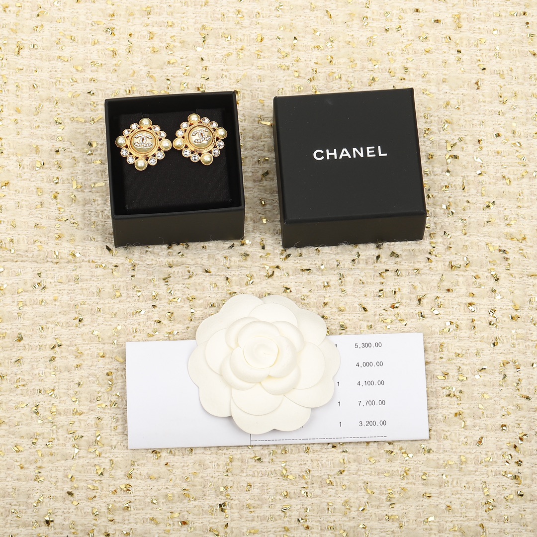 [TOP] CHANEL Pearl Earrings - Gold