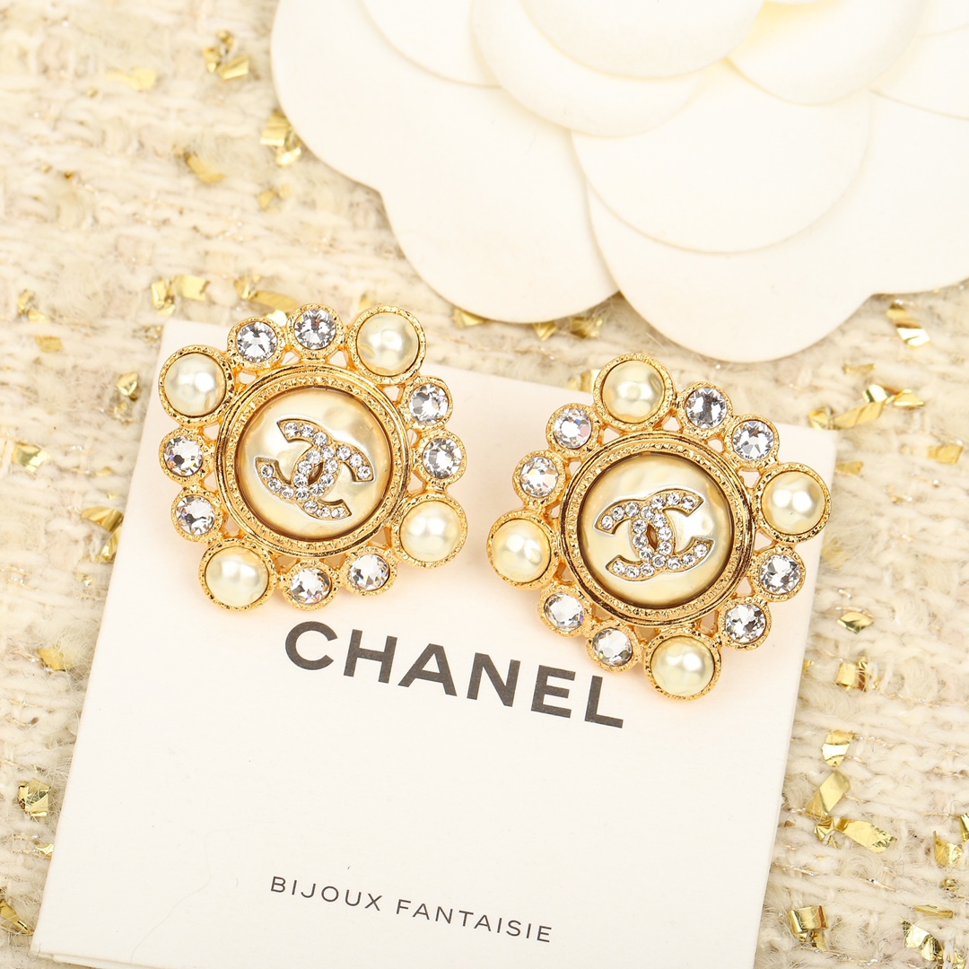 [TOP] CHANEL Pearl Earrings - Gold