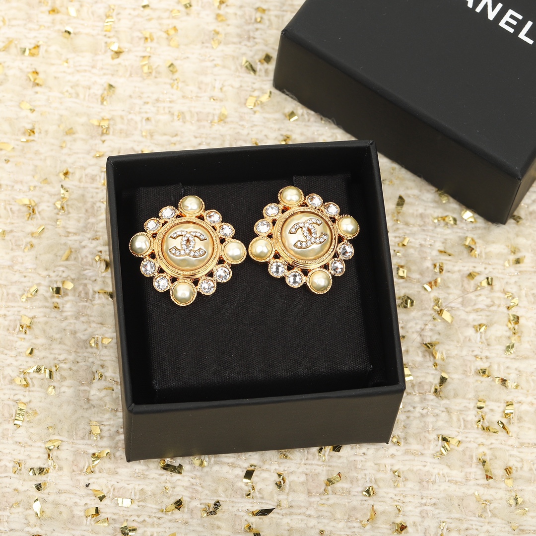 [TOP] CHANEL Pearl Earrings - Gold