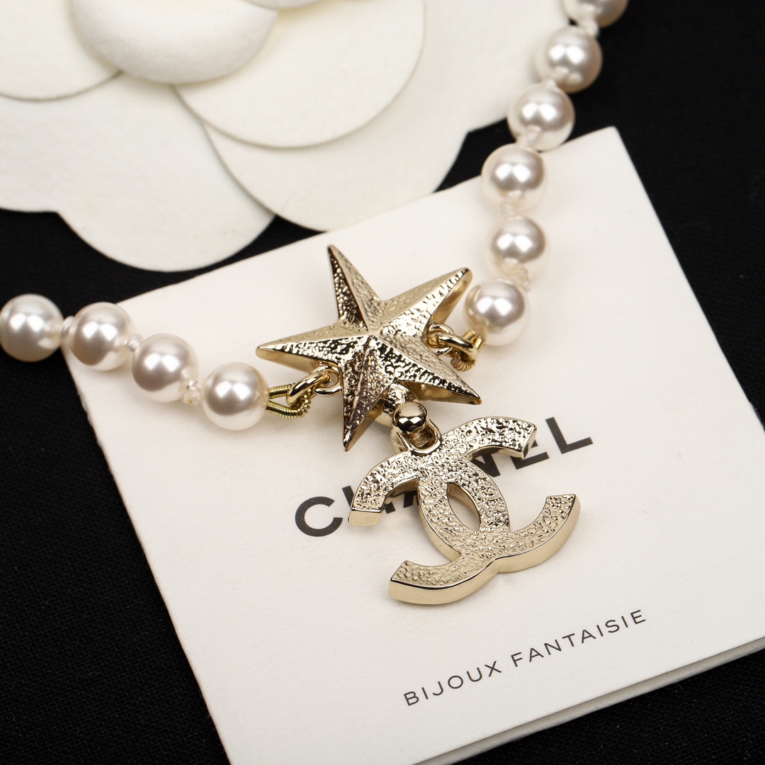 [TOP] CHANEL CC Five-Pointed Star Necklace - White
