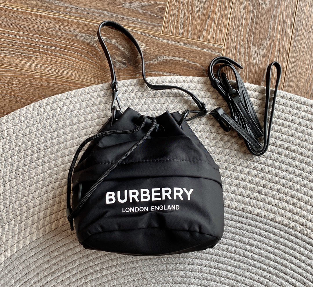 [TOP] BURBERRY Phoebe Nylon Bucket Bag 22cm -  2 Color