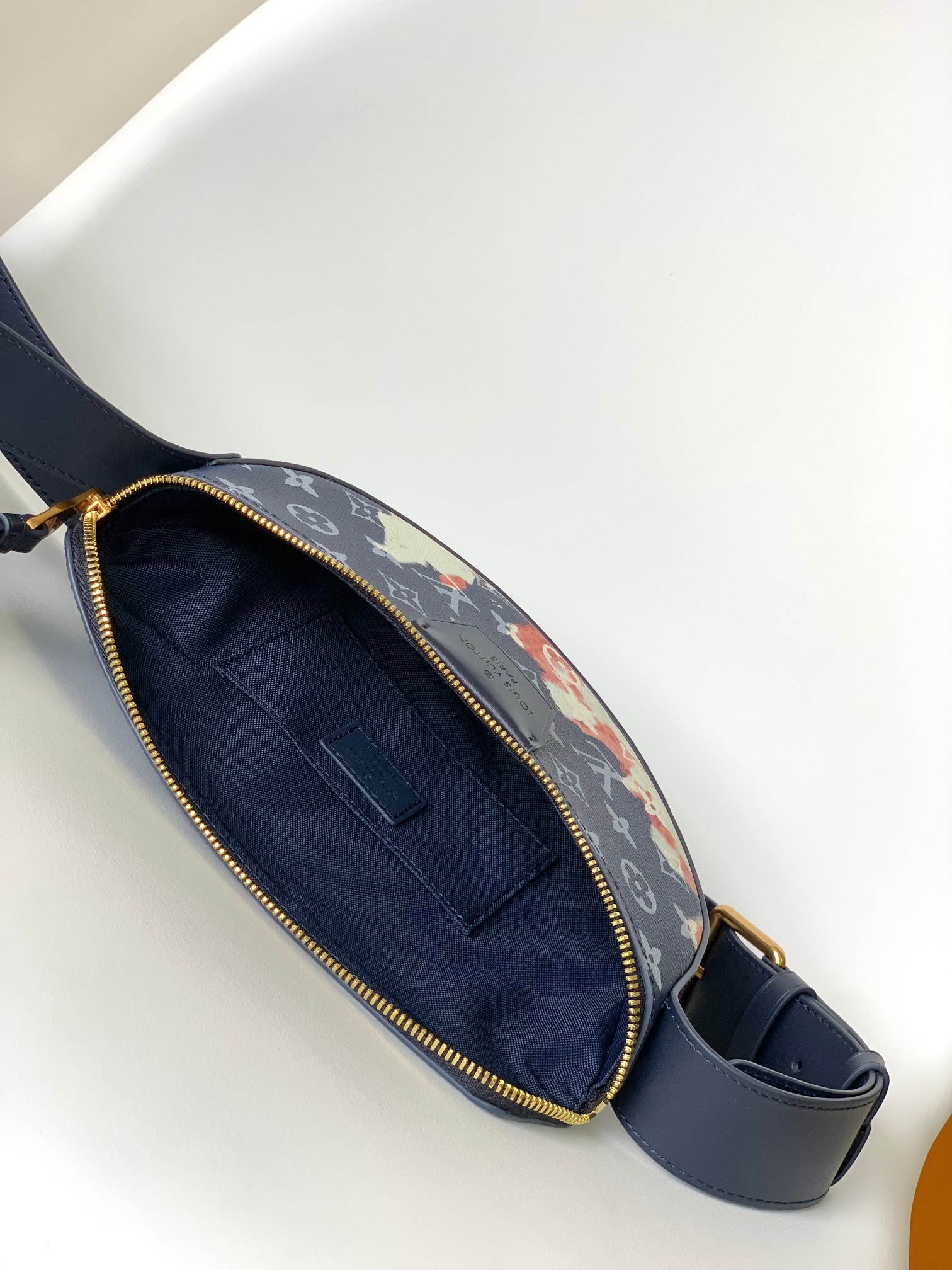 [TOP] Louis Vuitton LV Moon Crossbody  Bag 24.5 x 16.0 x 4.5 CM- Blue