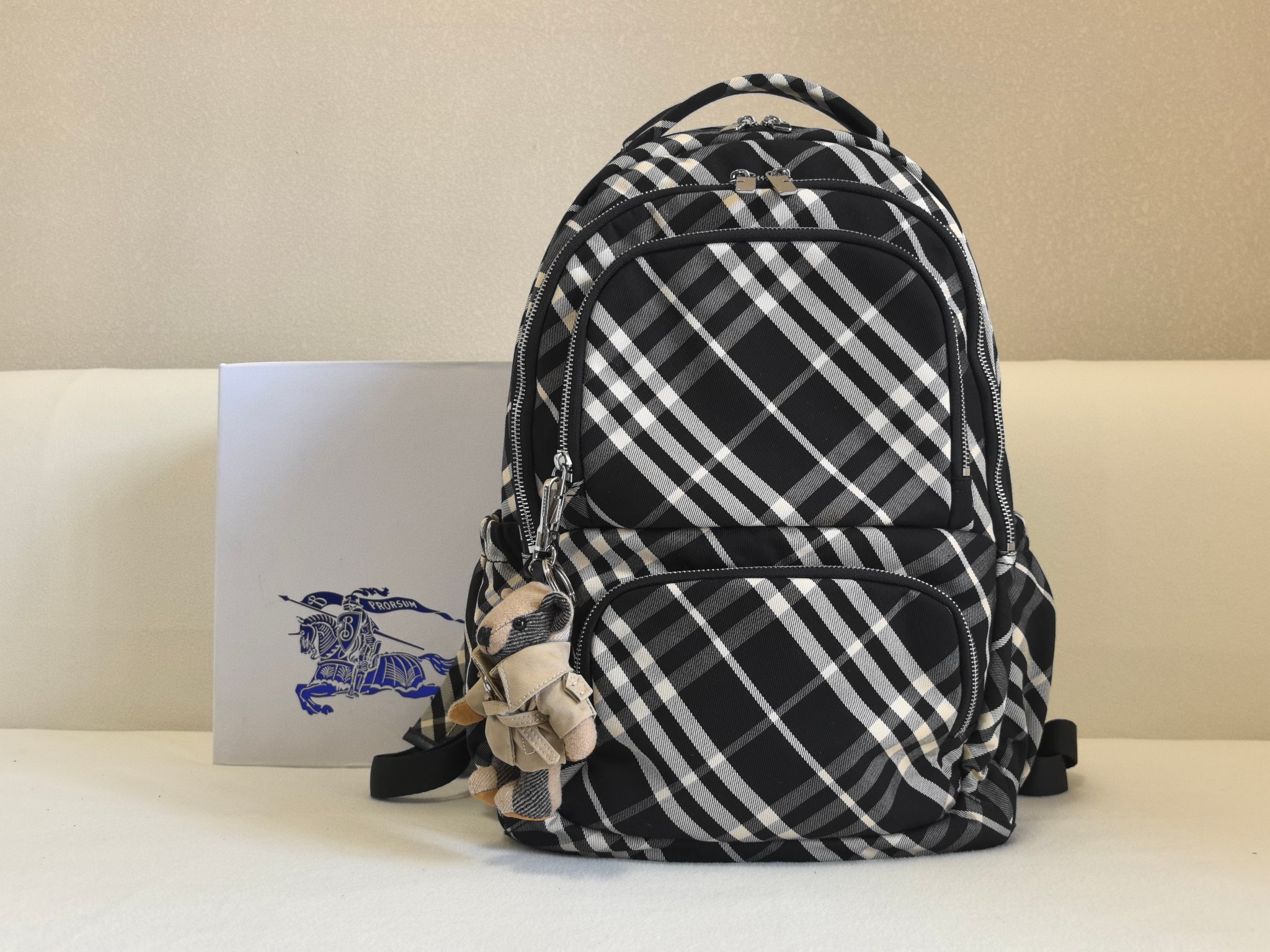 [TOP] BURBERRY Backpack 31✕16✕46cm - 2 Colors
