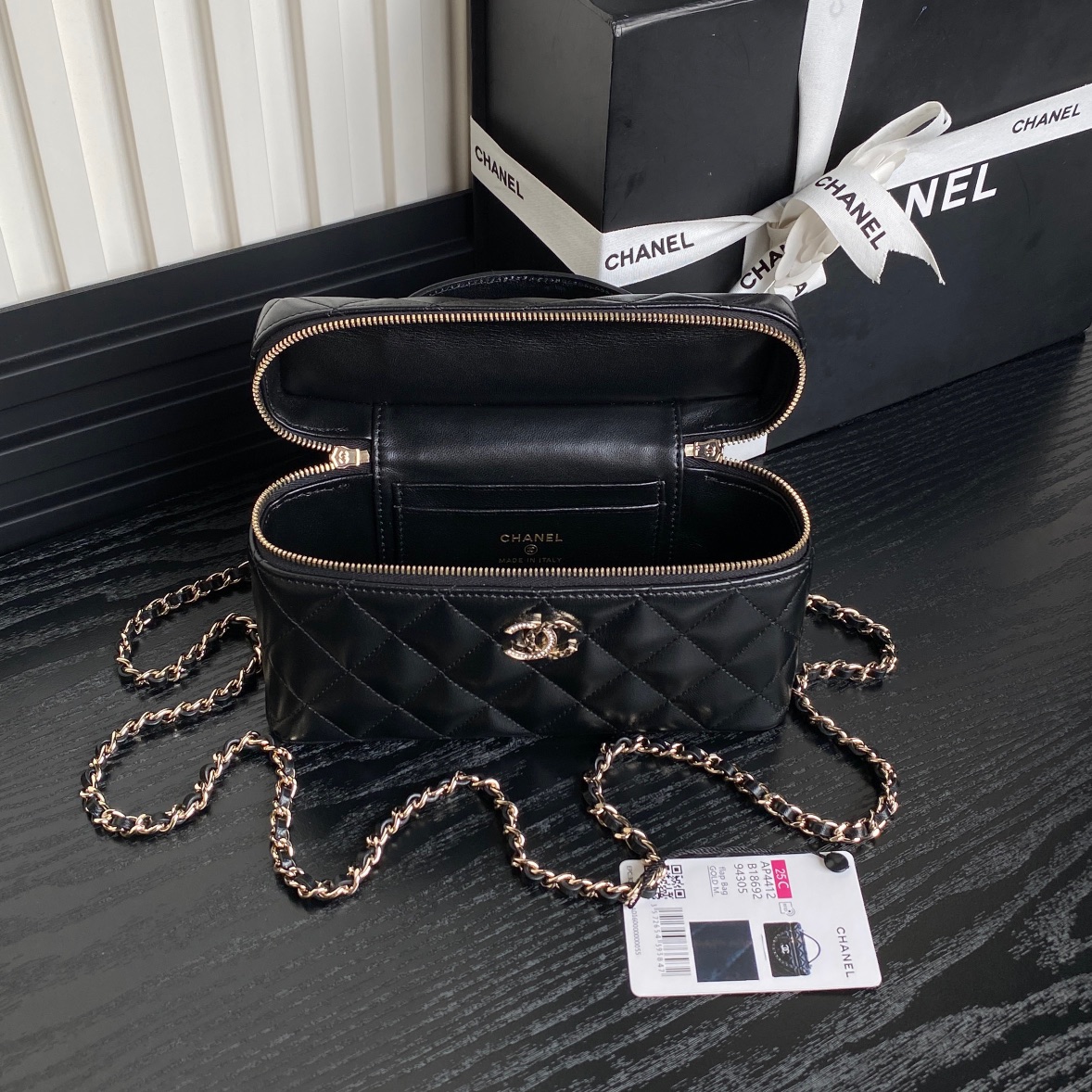 [TOP] CHANEL Vanity Case Lambskin 14x18x3cm - Black & GHW