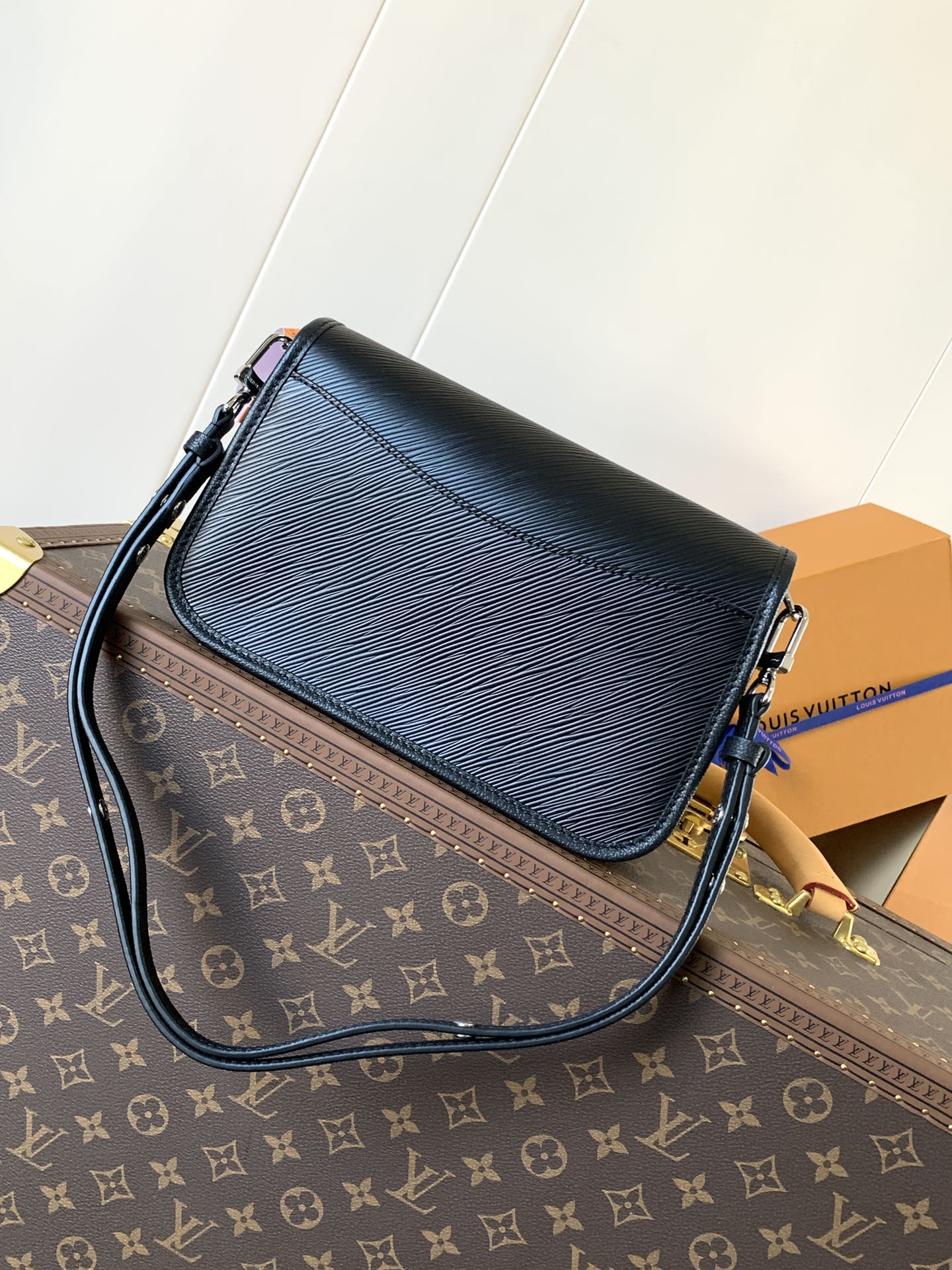 [TOP] Louis Vuitton LV Buci Handbag 24.5 x 15.5 x 9cm - 3 Colour