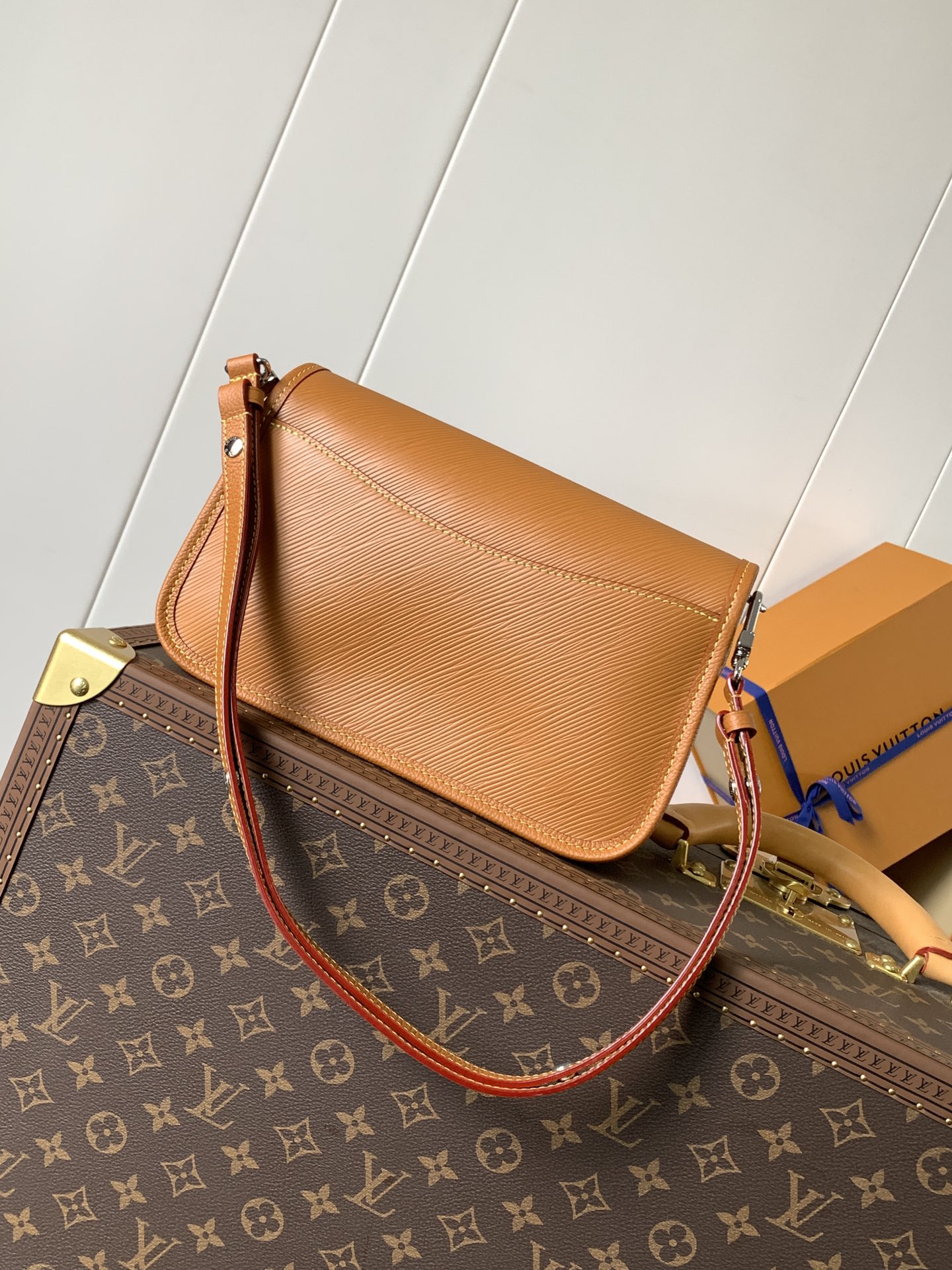 [TOP] Louis Vuitton LV Buci Handbag 24.5 x 15.5 x 9cm - 3 Colour