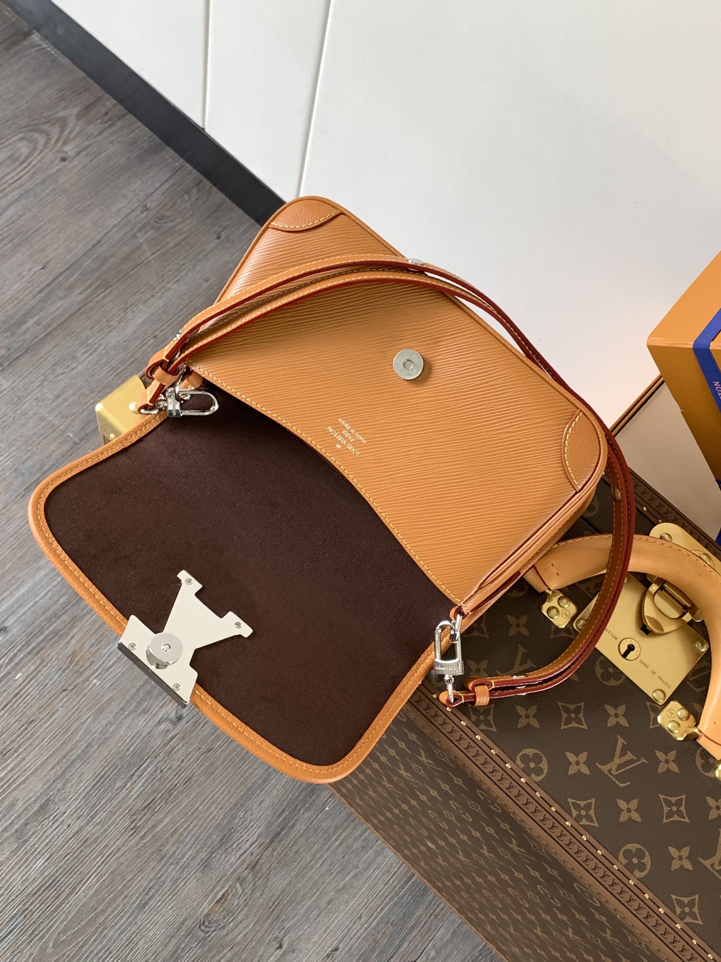 [TOP] Louis Vuitton LV Buci Handbag 24.5 x 15.5 x 9cm - 3 Colour