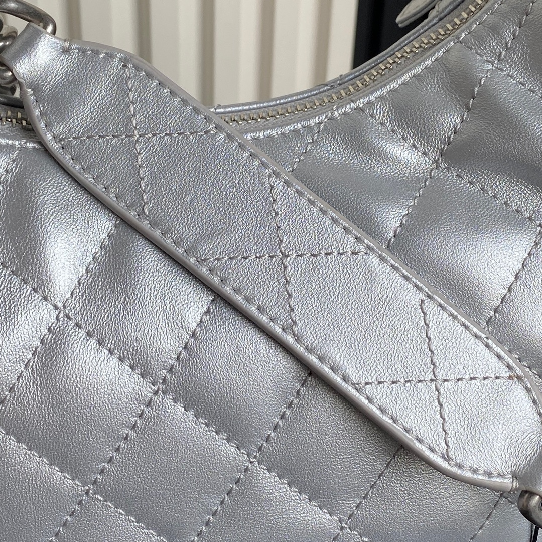 [TOP] CHANEL Hobo Bag 22x31x15cm - Silver