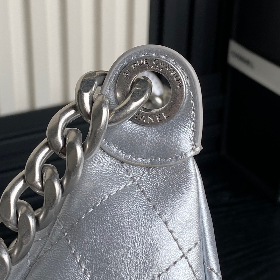 [TOP] CHANEL Hobo Bag 22x31x15cm - Silver